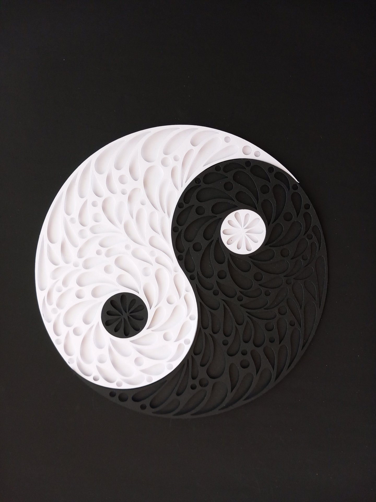 Yin Yang ton sur ton ajouré