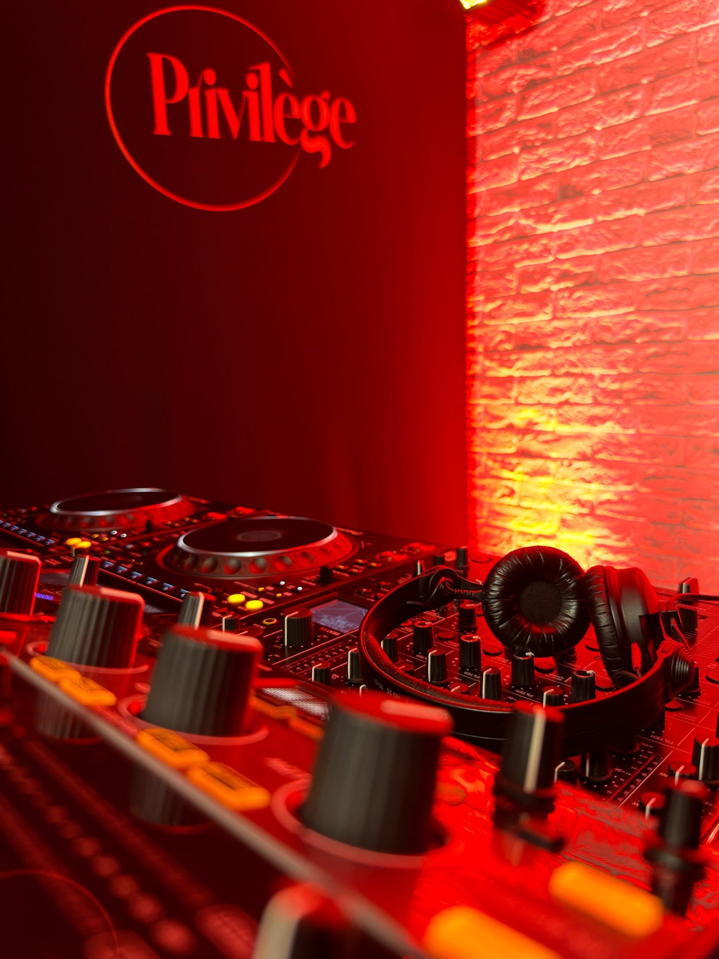 Studio profesional Privilege cu 4 Pioneer CDJ-3000, mixer Pioneer DJM-A9 sau Allen & Heath Xone:96, 