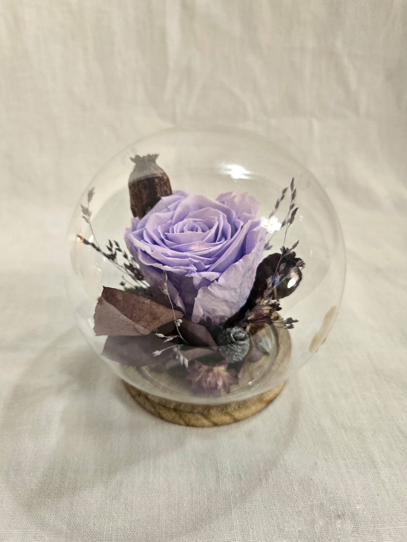 Rose éternelle et fleurs séchées, tons violet et bleu, sous cloche en verre ronde, créée par l'Ensorce'Fleurs