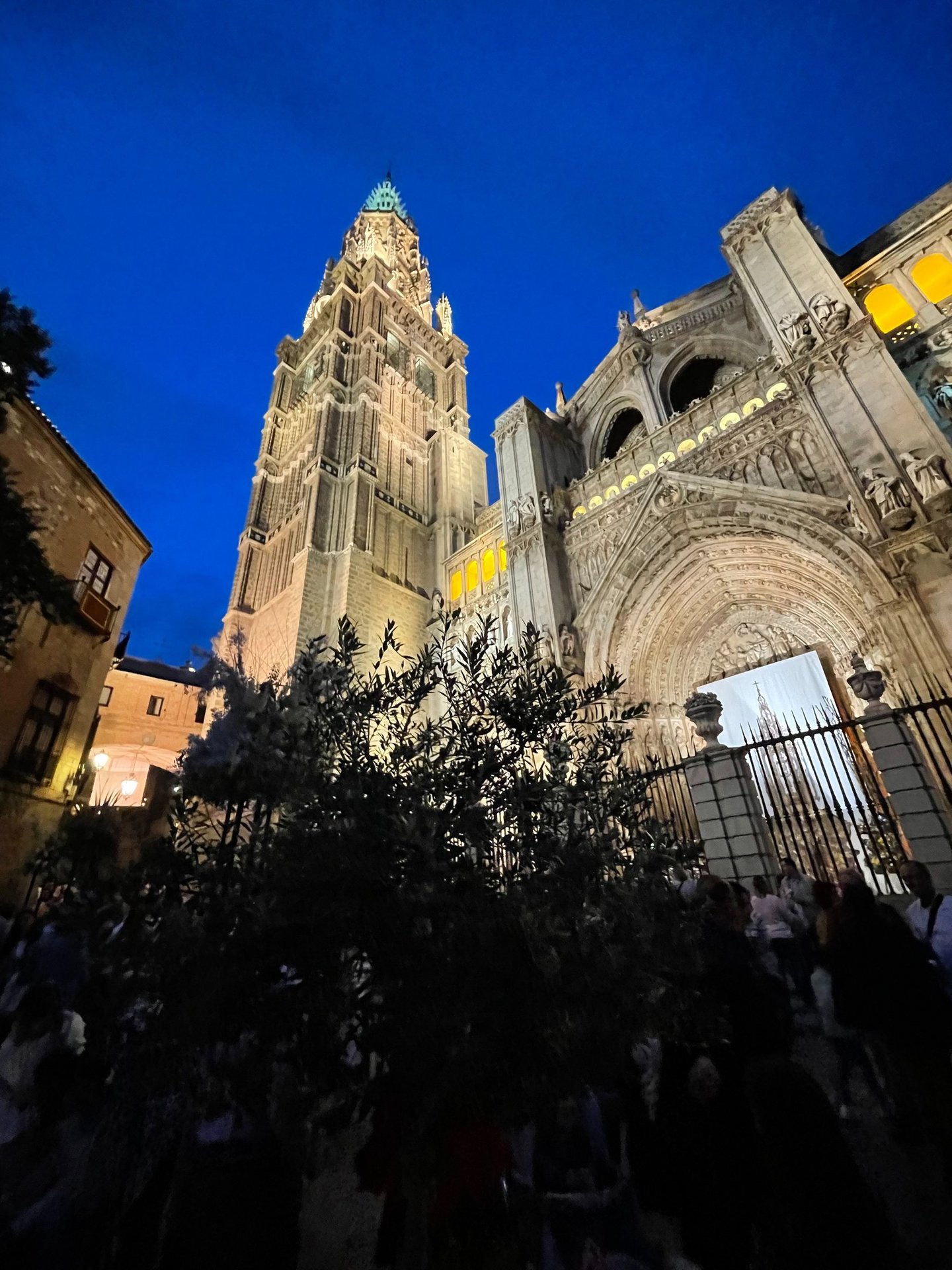 Torre de la Catedral de Toledo iluminada de noche
