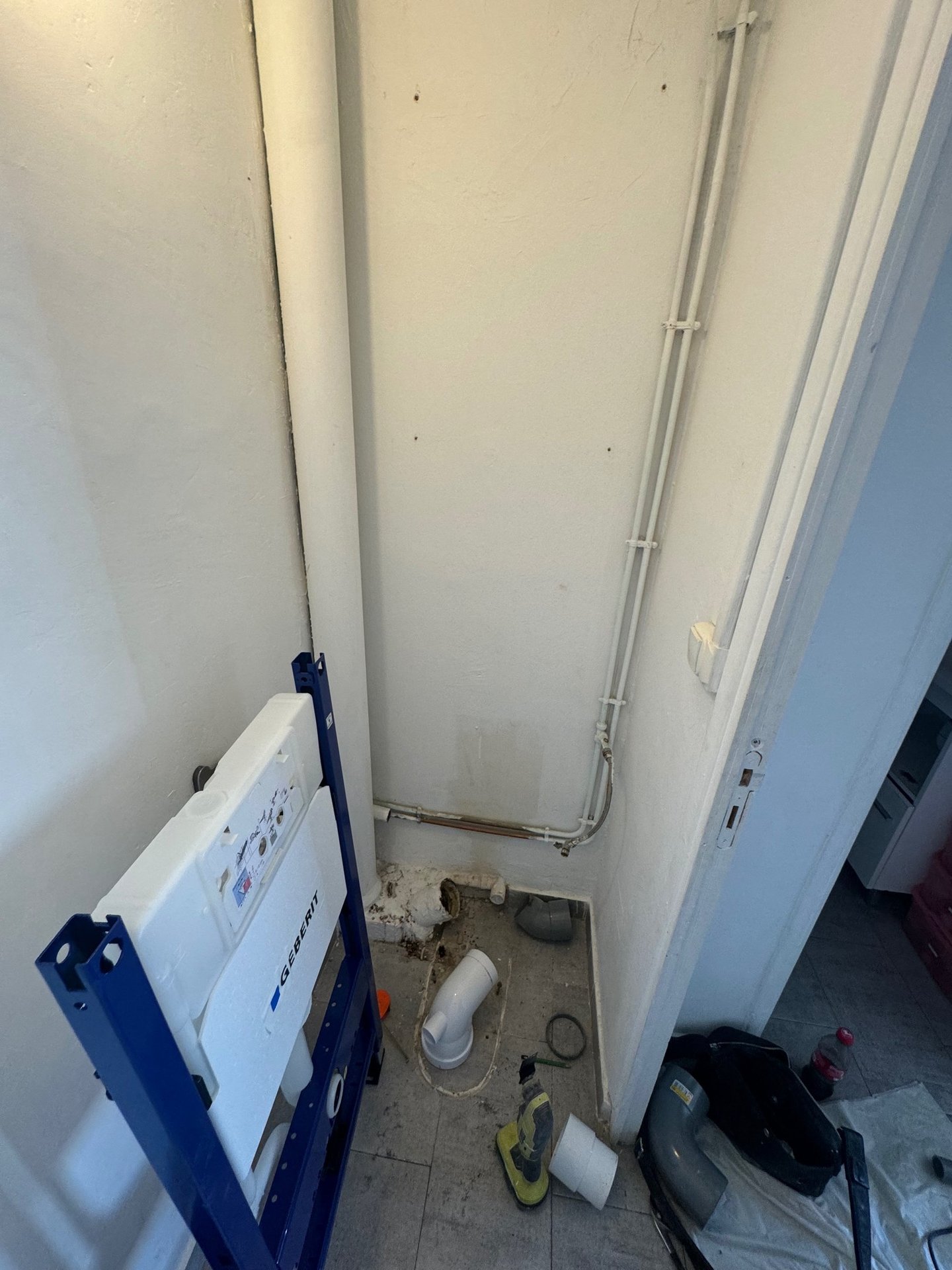 Chantier de rénovation wc suspendu avec reprise complète de la plomberie encastrée. Harenova