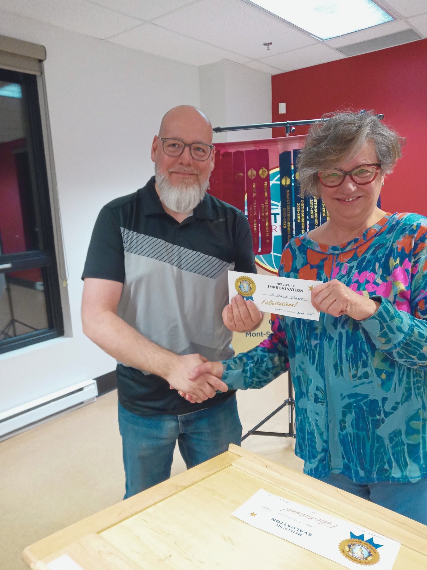 Le groupe Toastmasters Vallée-du-Richelieu félicite un membre pour sa performance.
