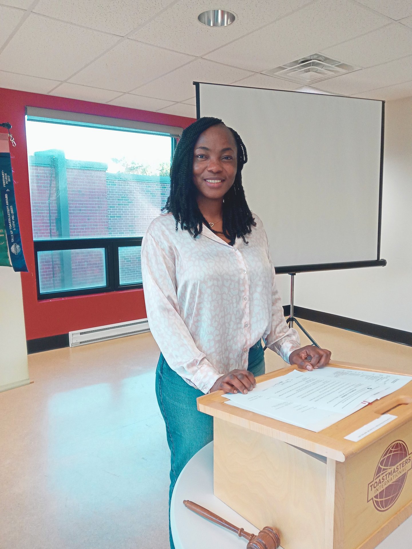 Un membre Toastmasters Vallée-du-Richelieu prononçant un discours devant le groupe.