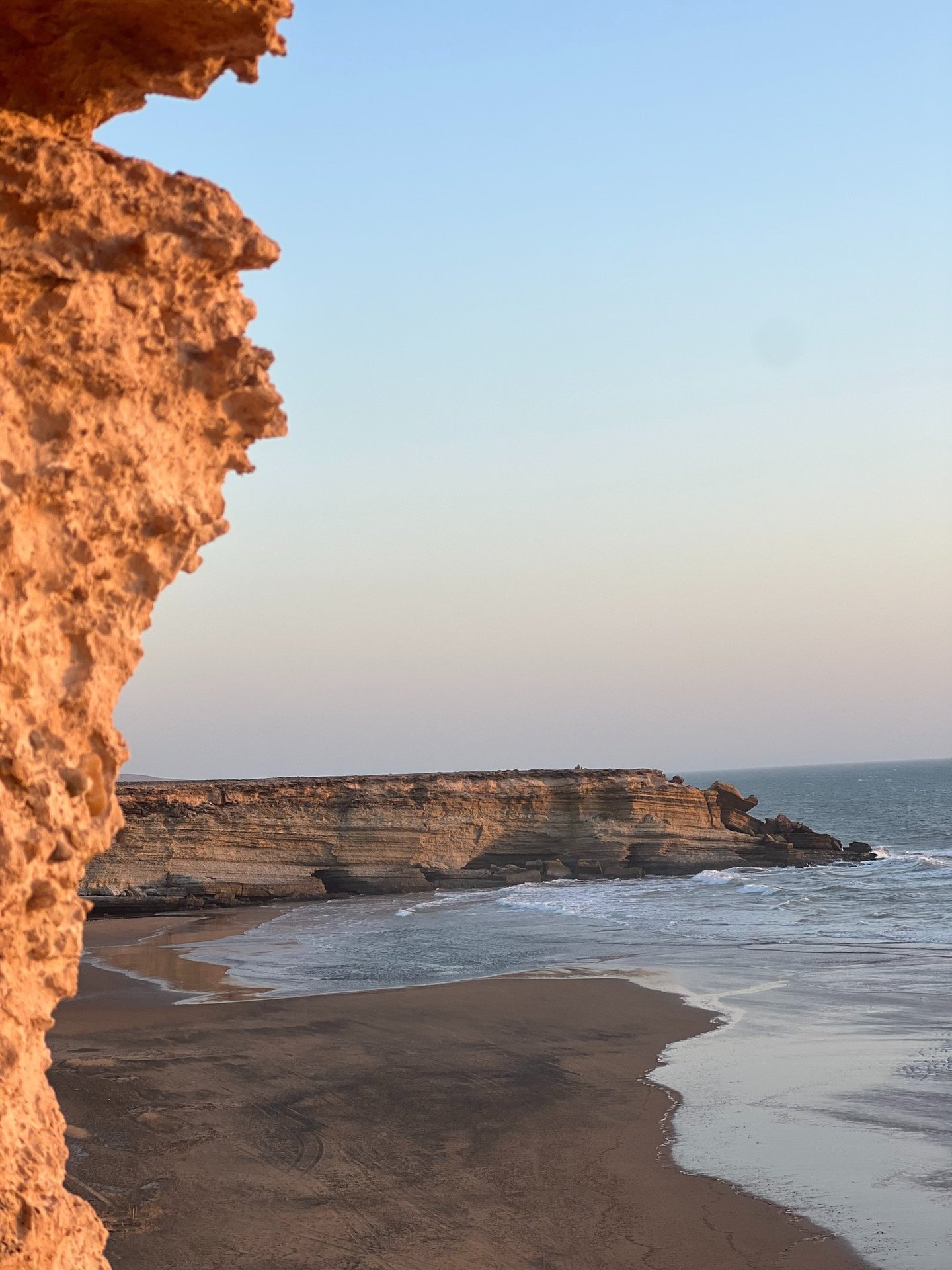 vue depuis le haut d'une falaise sur la magnifique plage d'Iftane  au coucher de soleil