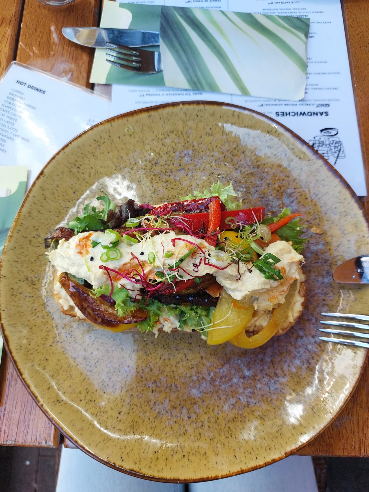 Snack bei Café Attaboy in Amsterdam