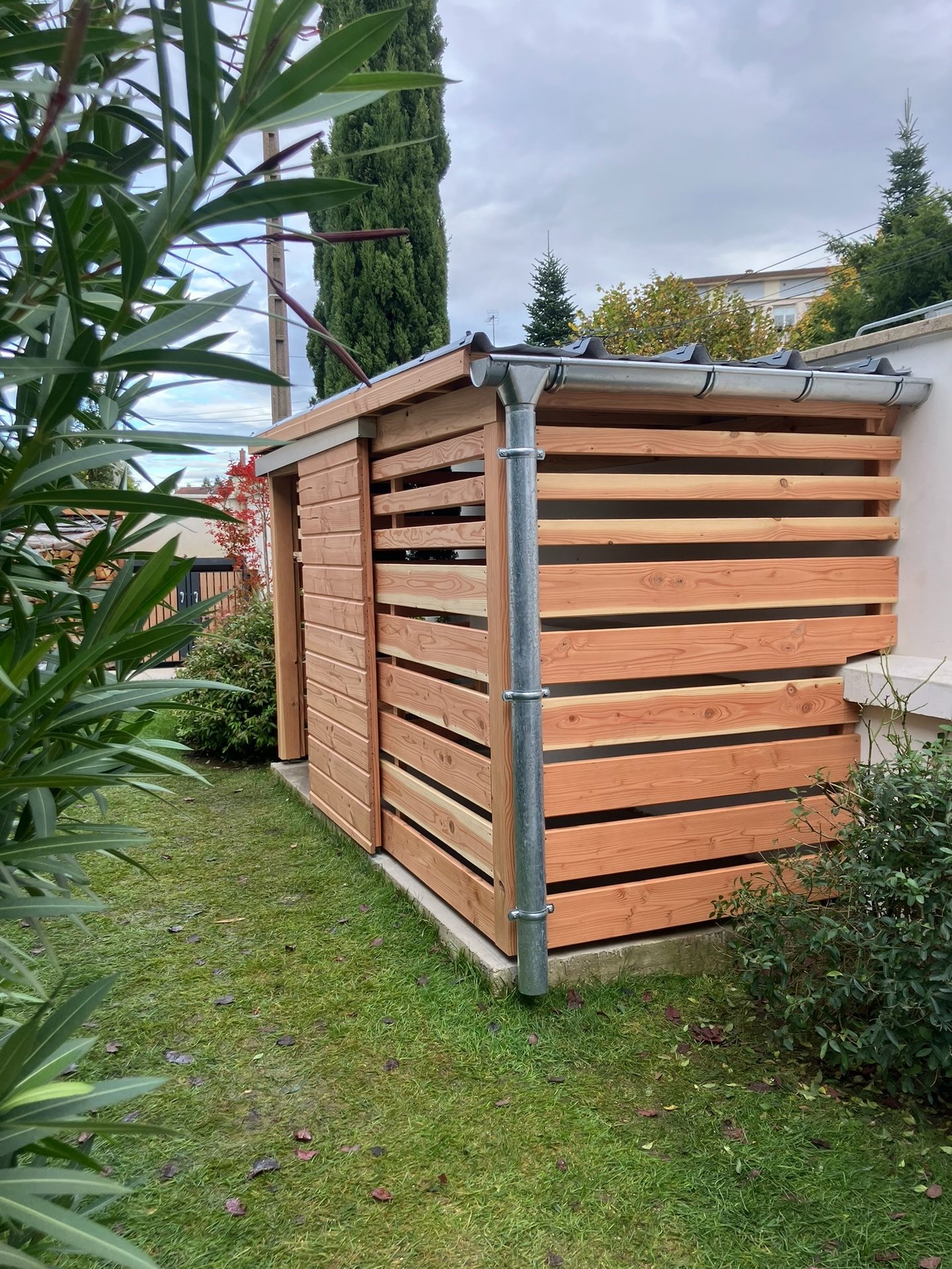 abri de jardin couvert en bois et claustra bois