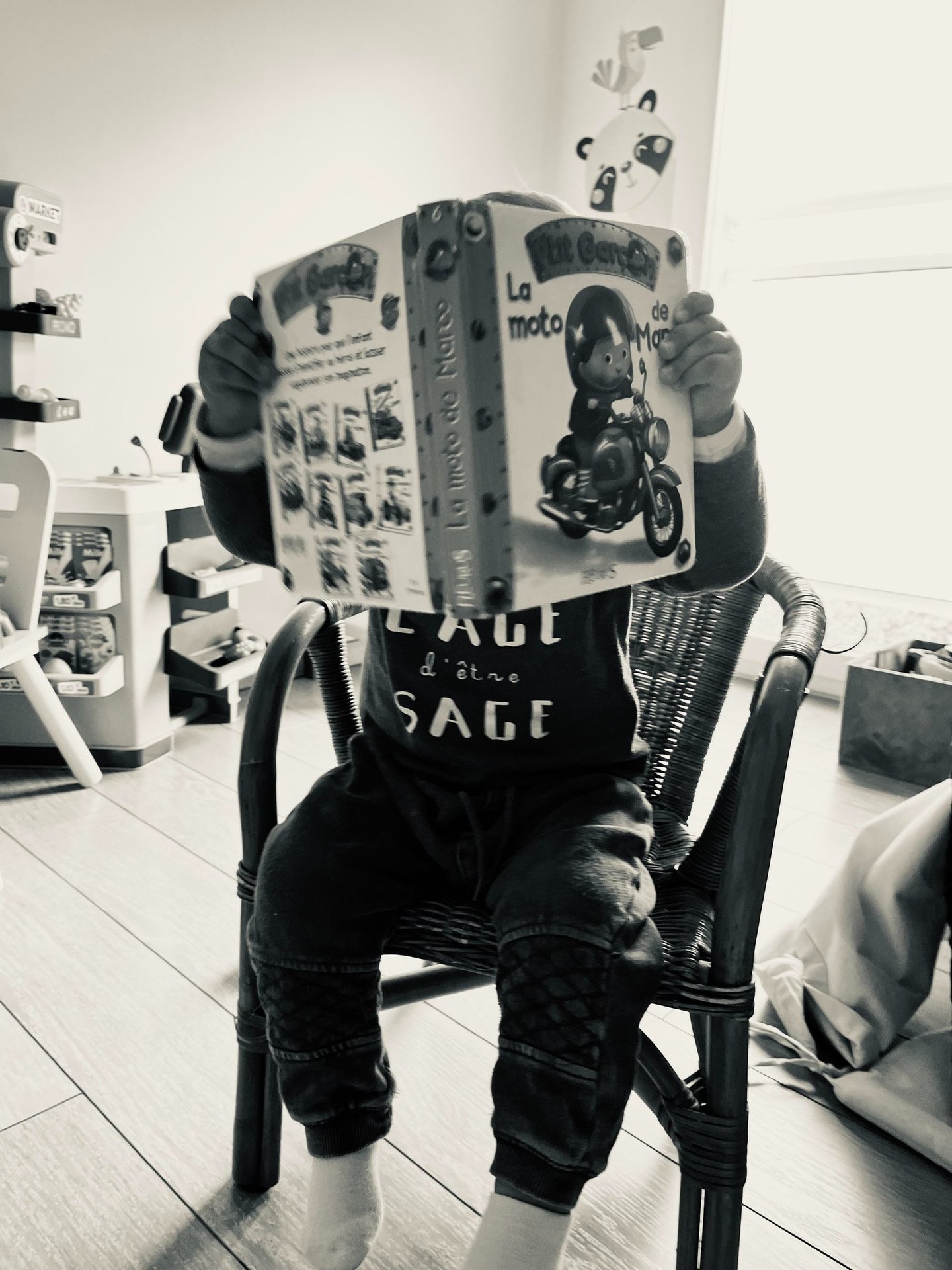 bébé lisant un livre de seconde main