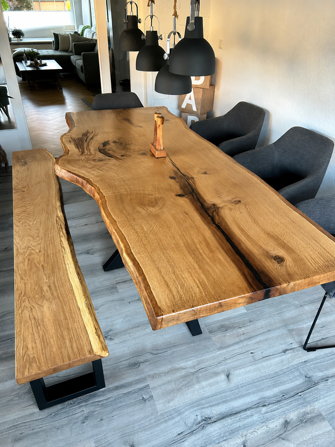 Baumkantentisch aus massiver Eiche mit durchgehender Maserung und einzigartiger Holzstruktur + Epoxy