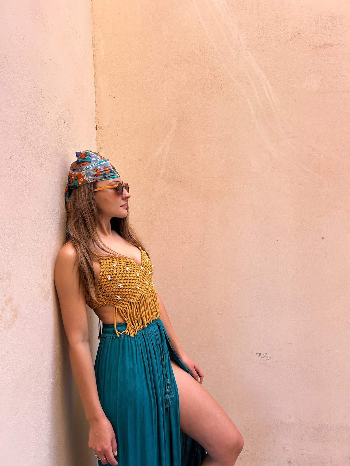 modelo con un top de macramé amarillo