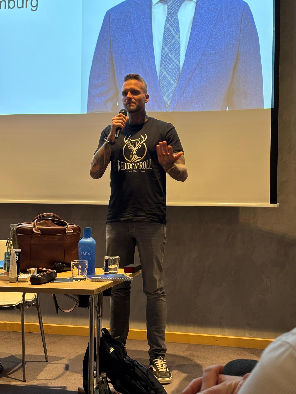 seamusthefreenomad speaking on stage