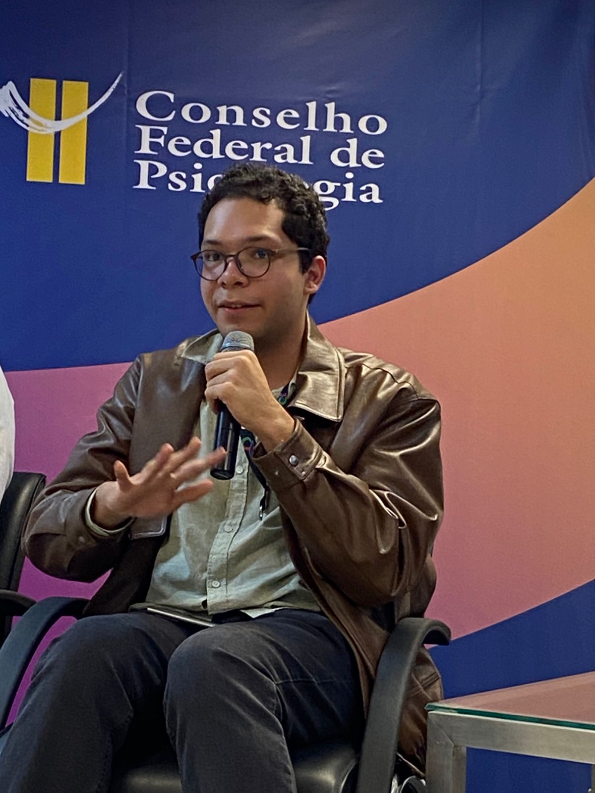 Palestrante autista Lucas Sampaio, em Brasília, durante palestra no Conselho Federal de Psicologia.
