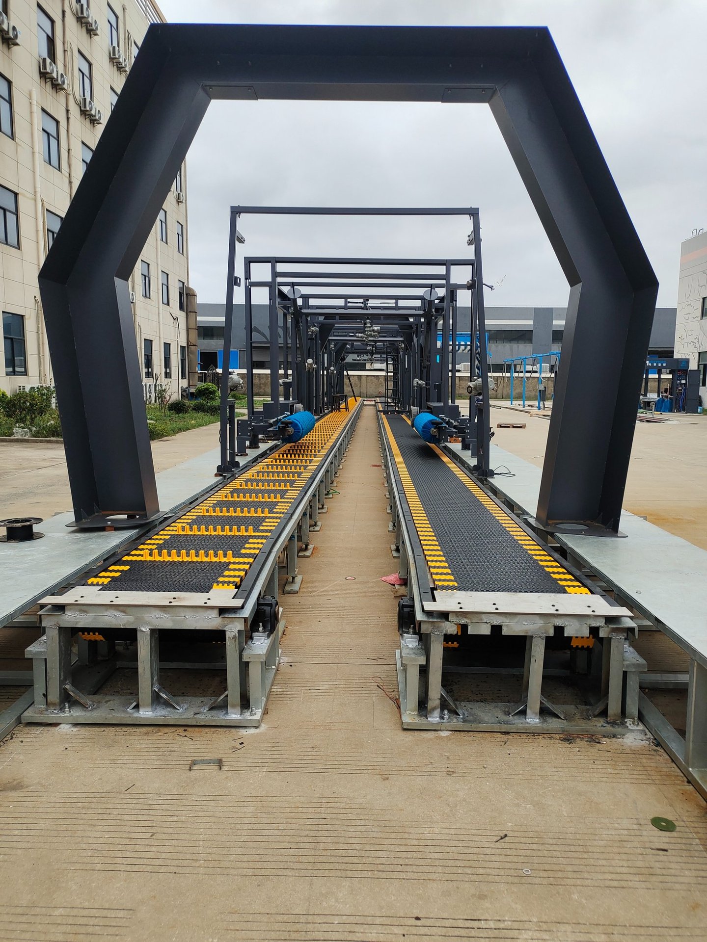 dual track conveyor belts for tunnel car wash by TUNELIX