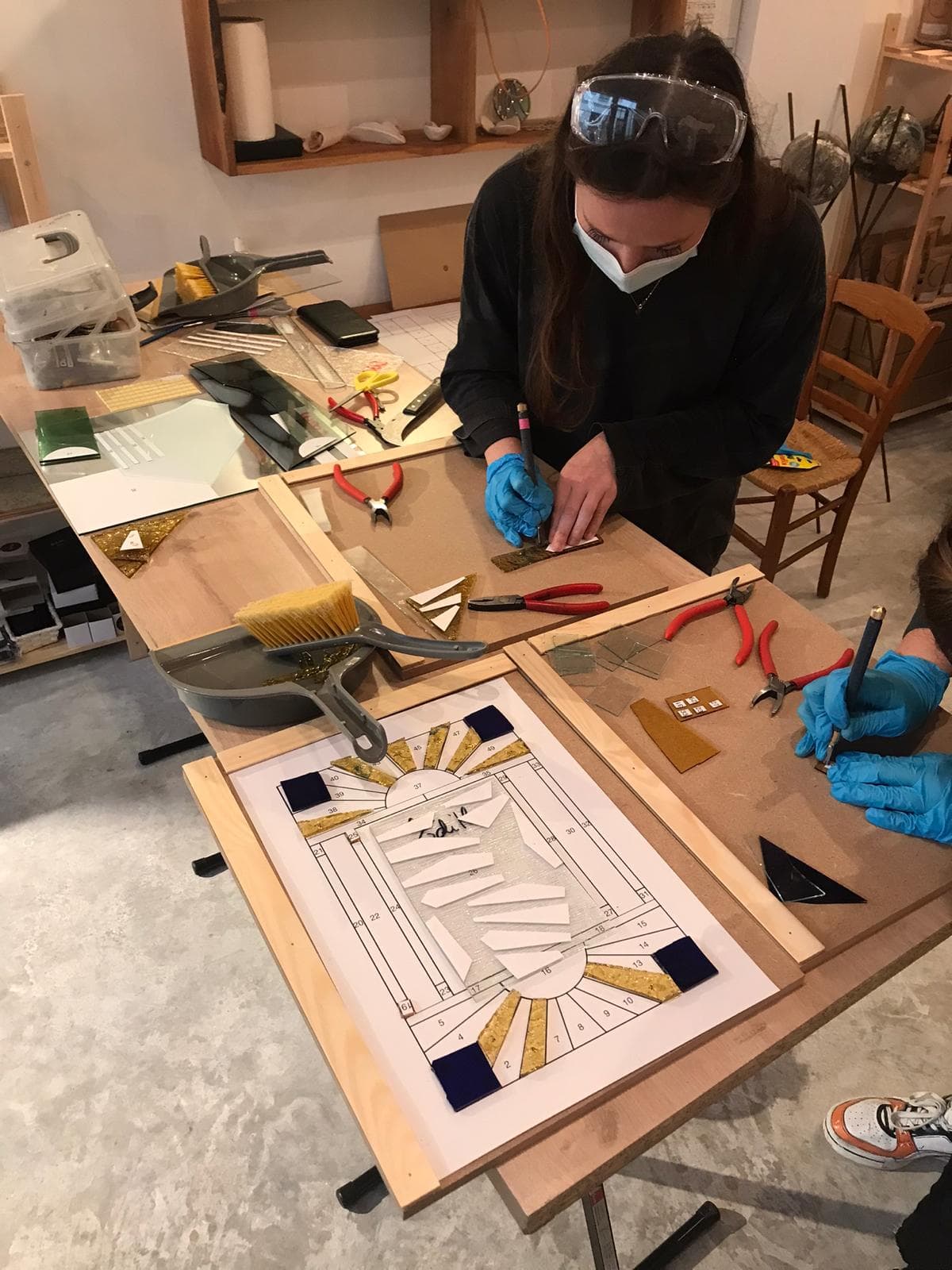 Elève durant un stage de vitrail dans l'atelier à Paris