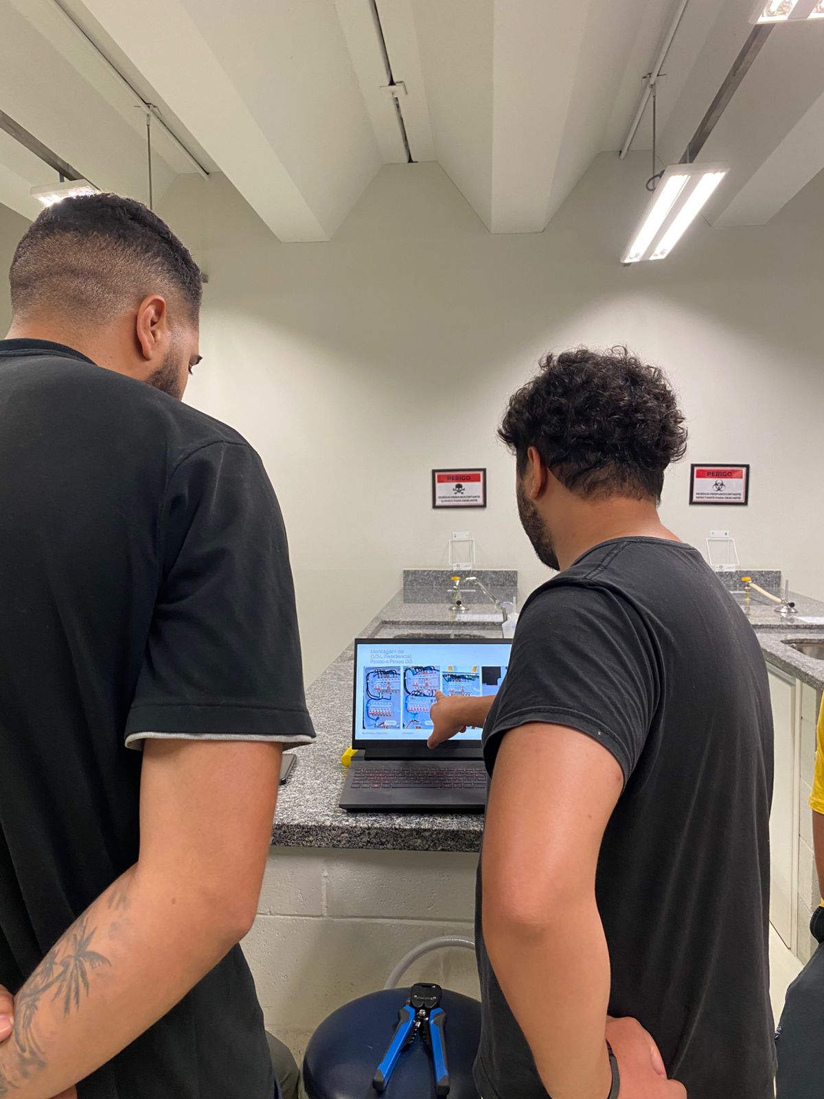 Ministrando aula prática de Elétrica Predial e Residencial - Anhnaguera 