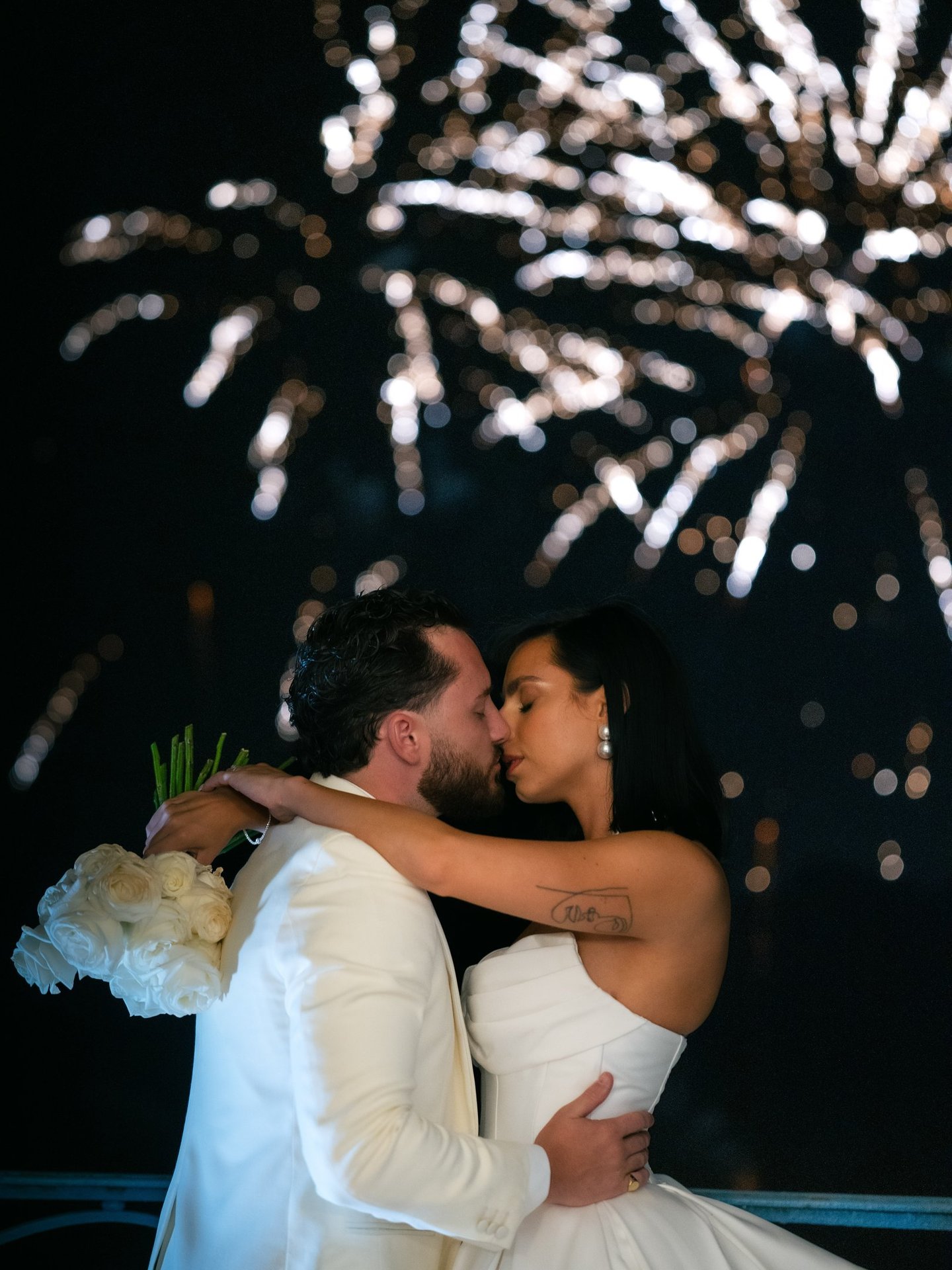 Couple de mariés s’embrassant sous des feux d’artifice lors d’un mariage élégant à Lyon