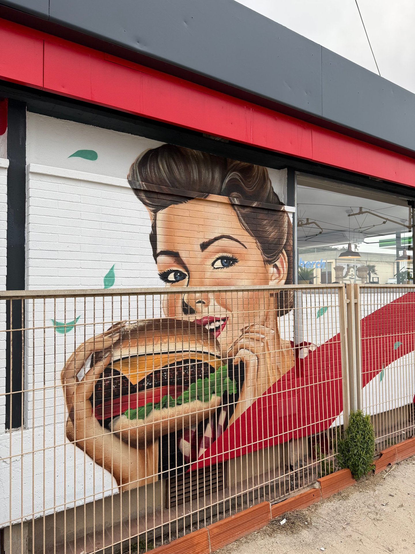 Mural de gran formato sobre fachada urbana realizado con aerosol. Representación figurativa que comb