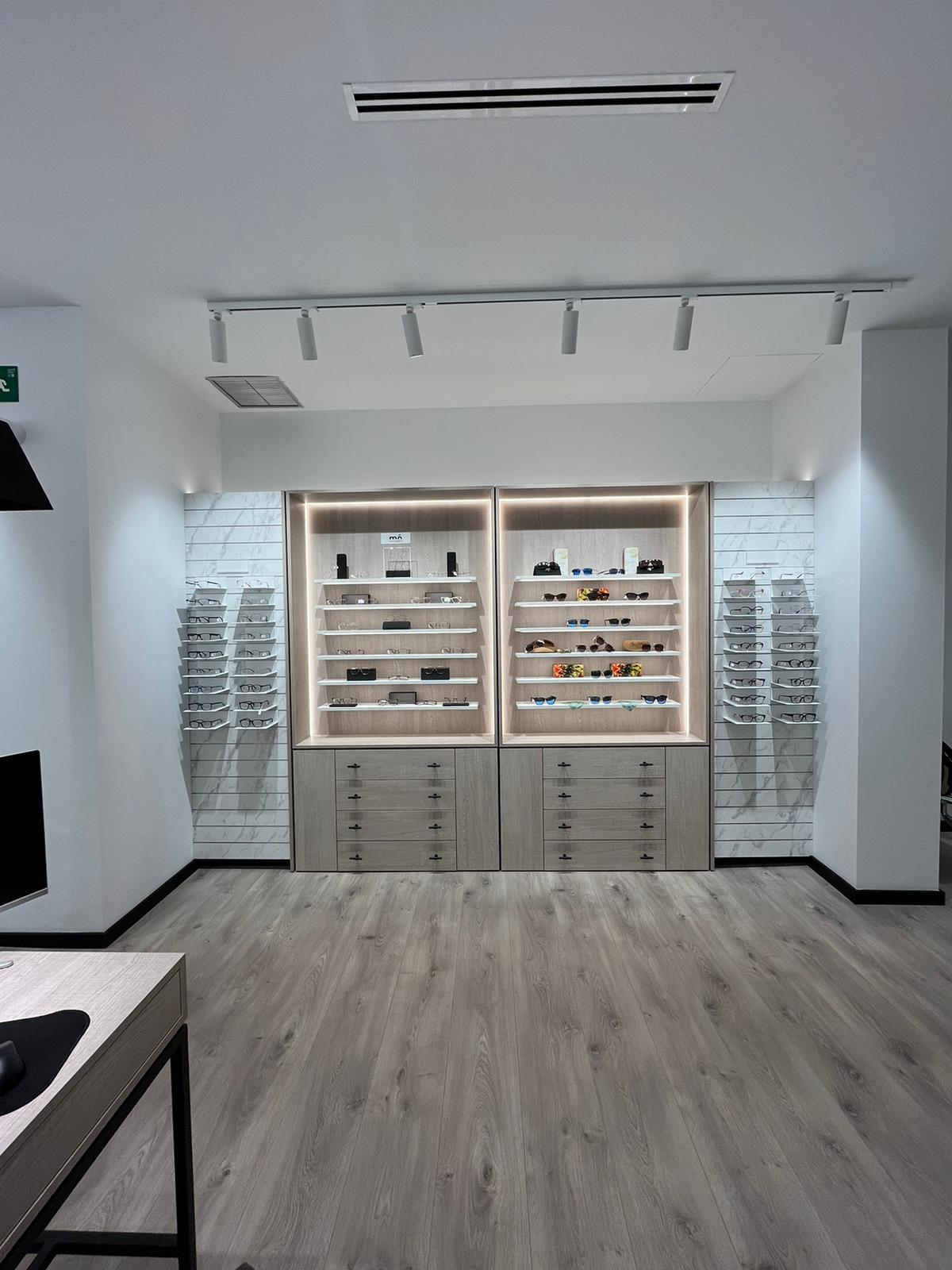 Mobiliario a medida y diseño interior de óptica moderna por MSDecop.