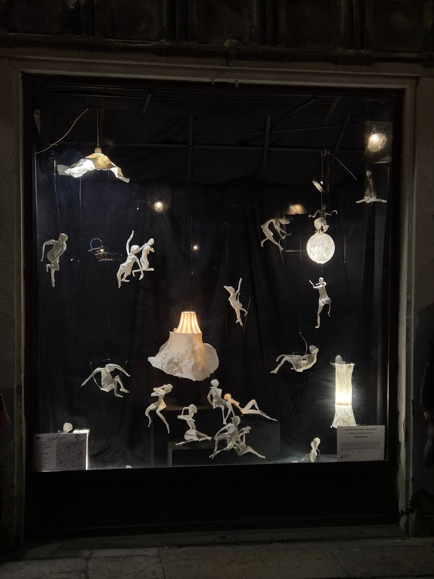Installations sculptures papier Millau
