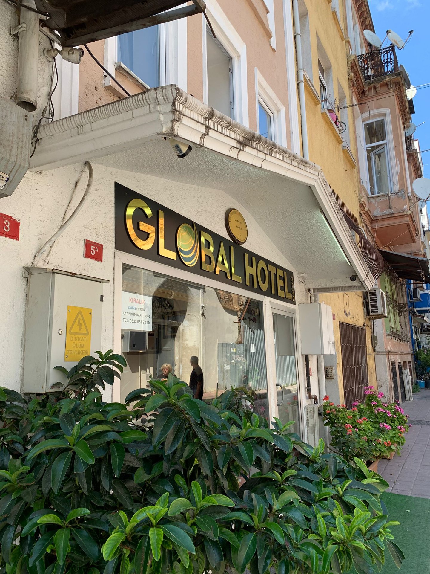 a hotel sign that says global hotel
