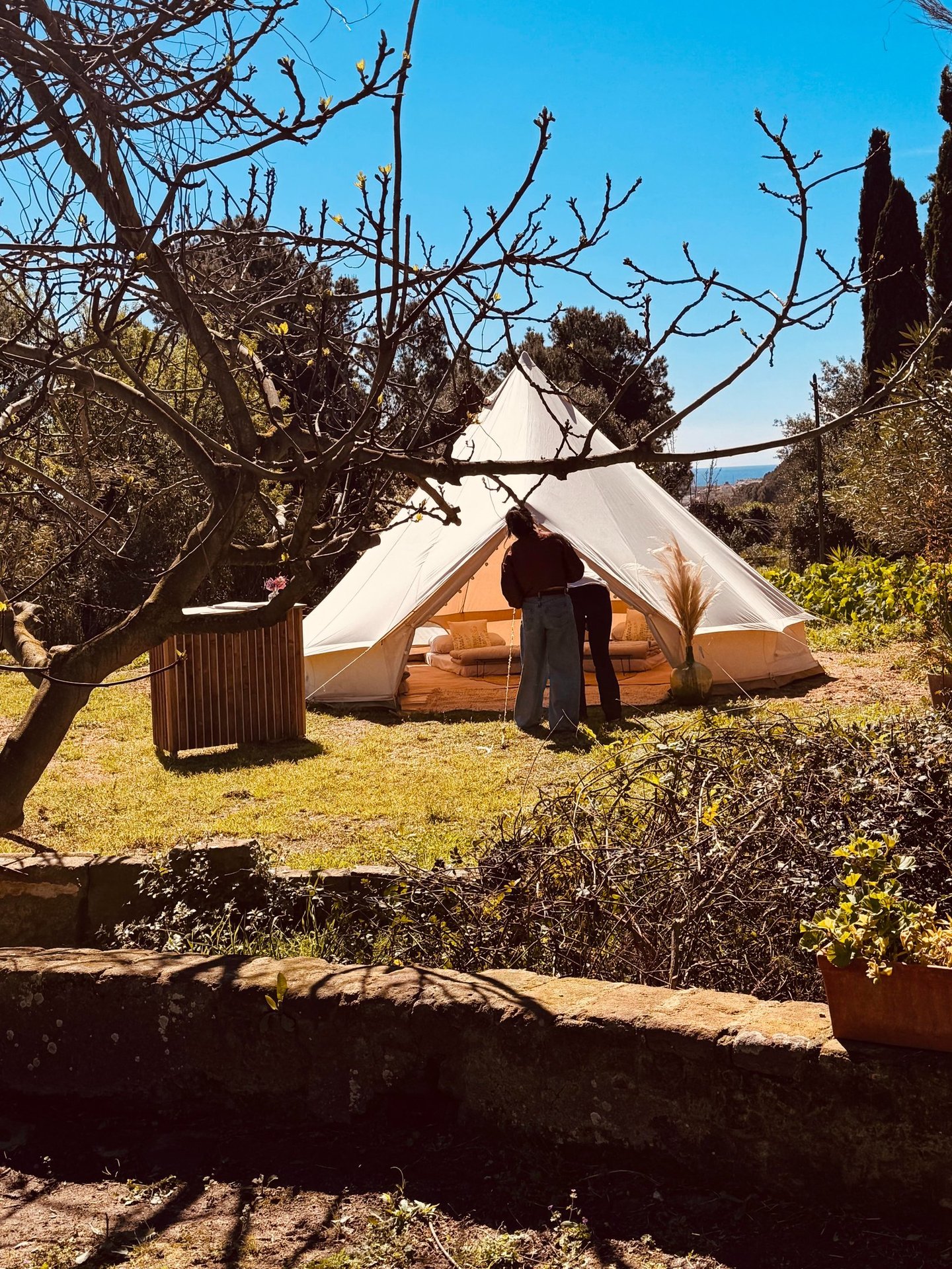tienda glamping con vistas y gente interesada mirando
