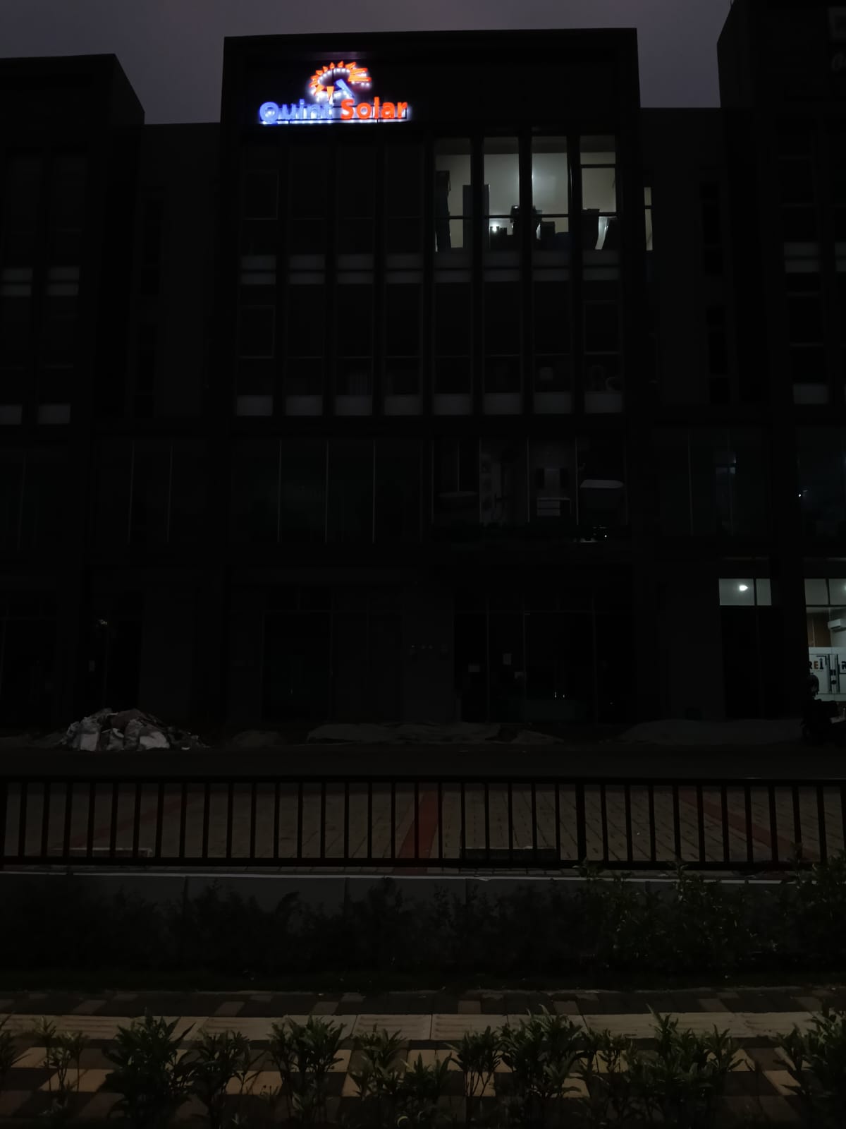 Huruf timbul LED menyala untuk ruko Quint Solar Kota Wisata Cibubur oleh Angel Family Laser.