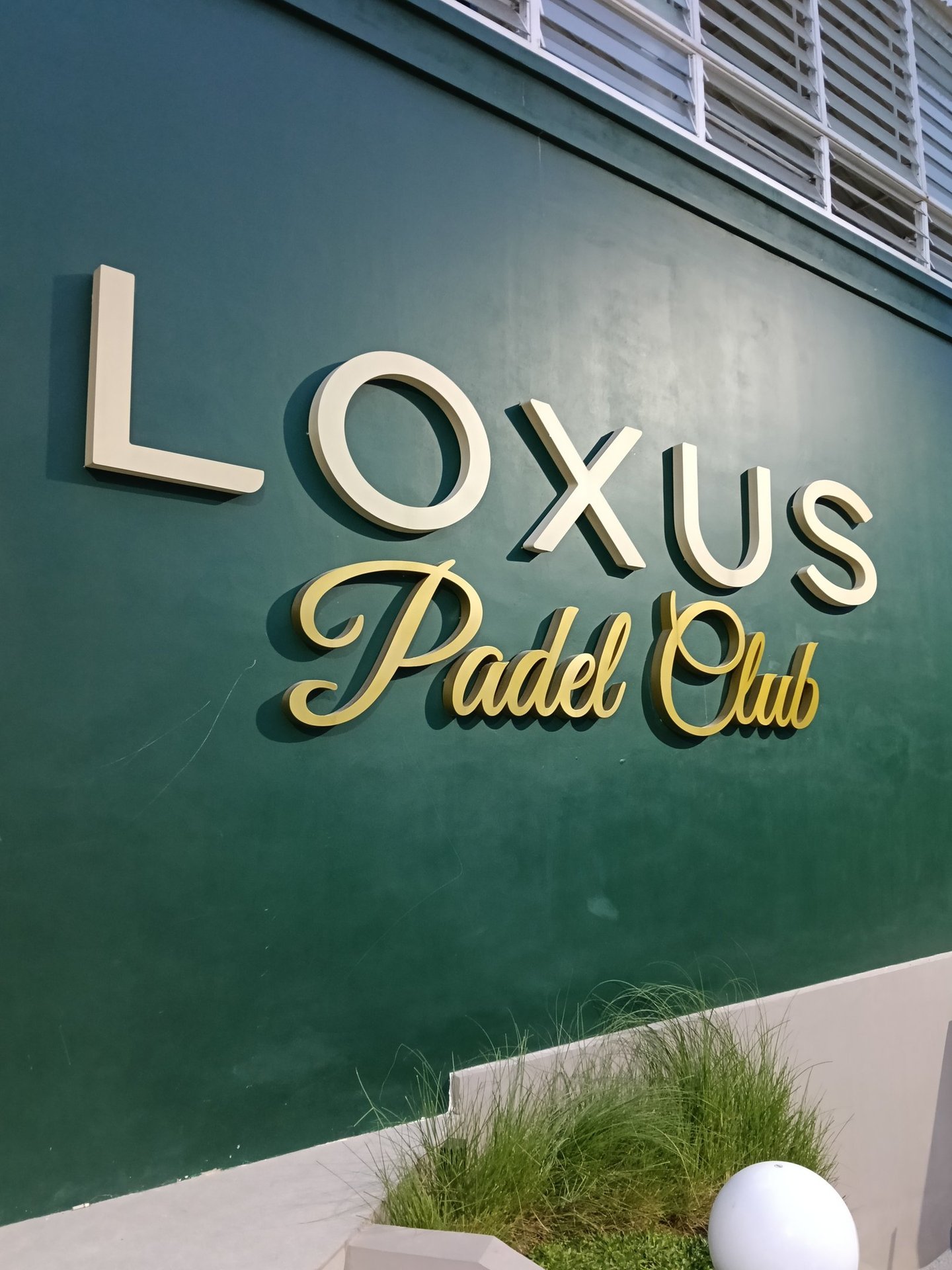 Huruf timbul stainless Loxus Padel Club Ciangsana karya Angel Family Laser.jpg