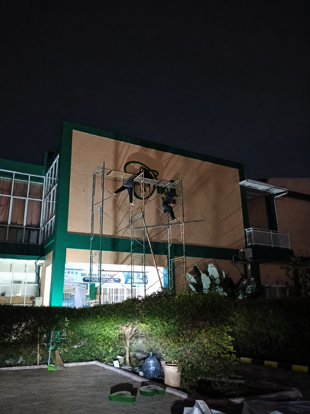 Proses instalasi huruf timbul stainless gedung Sekolah Cikal Harapan 2 di Citra Indah oleh AFL.