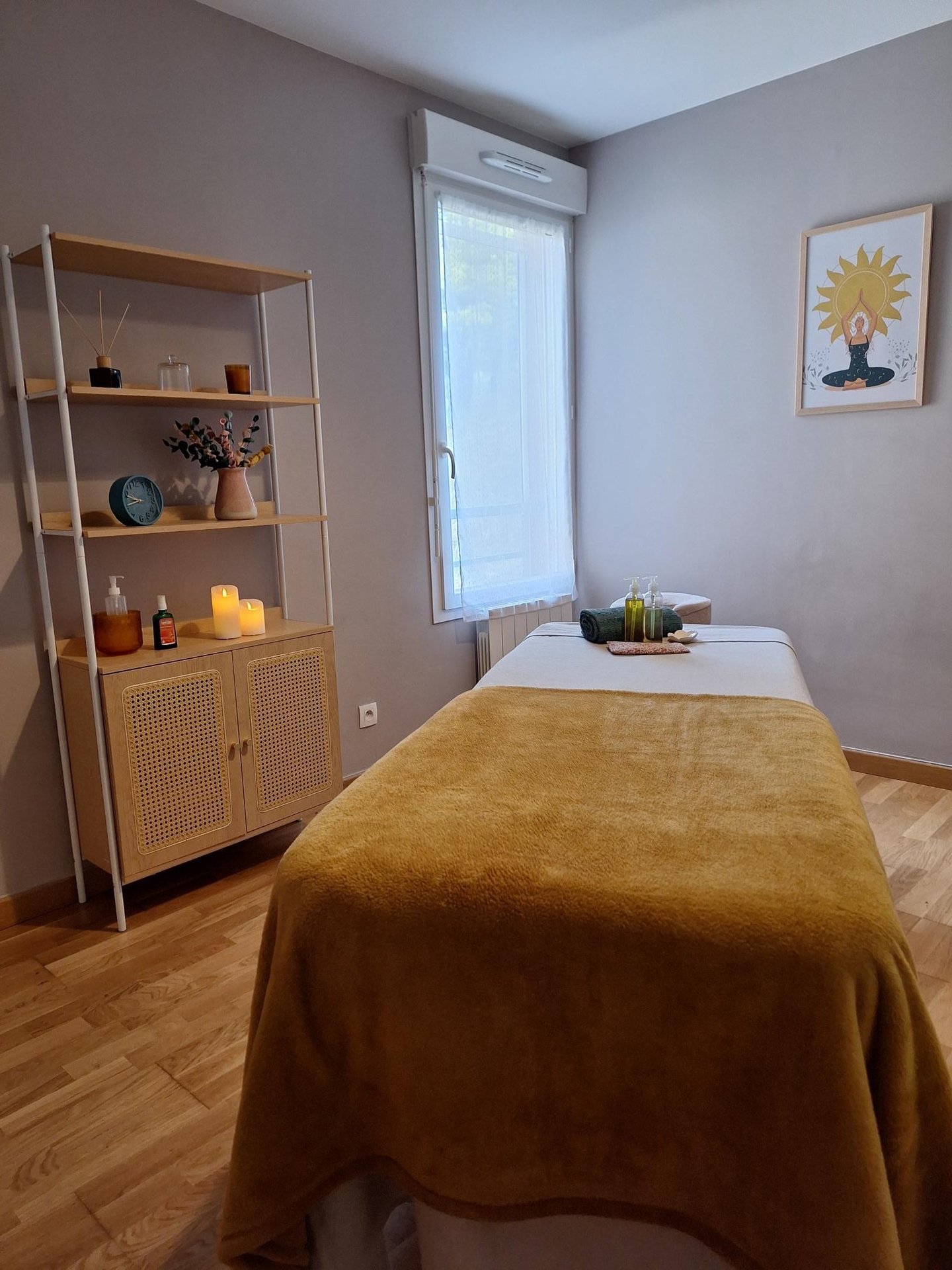 Cabine de massage avec décoration soignée et table chauffante