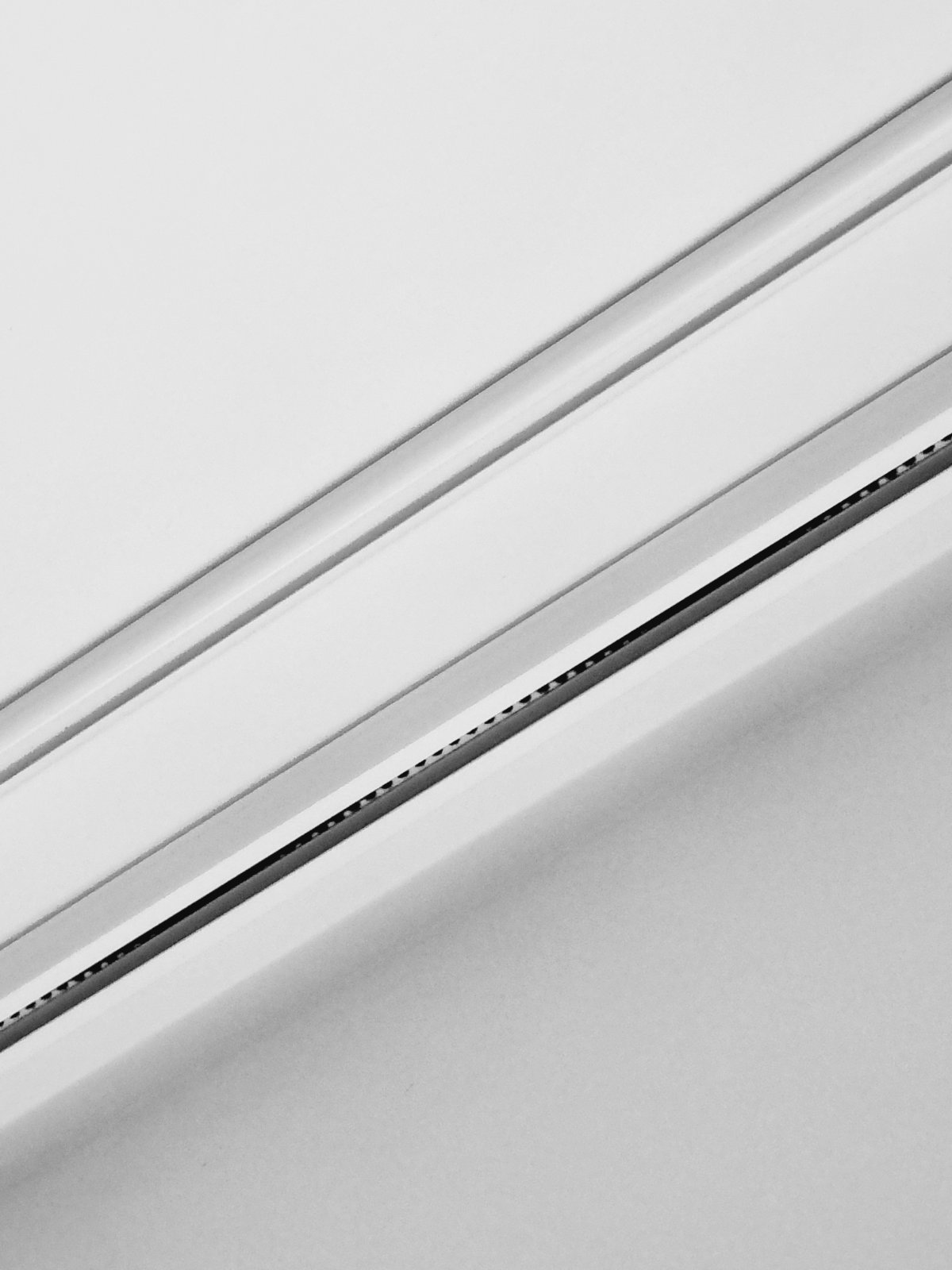 Balti užuolaidų bėgeliai ir elektriniai karnizai