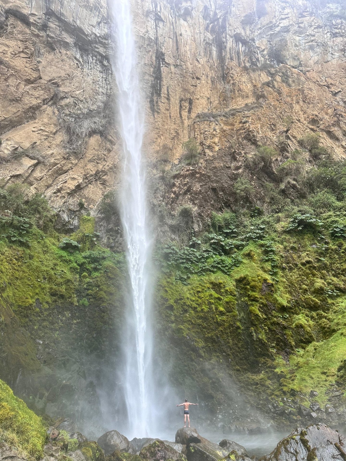Cascada El Salto cayendo con fuerza entre roca húmeda y vegetación.