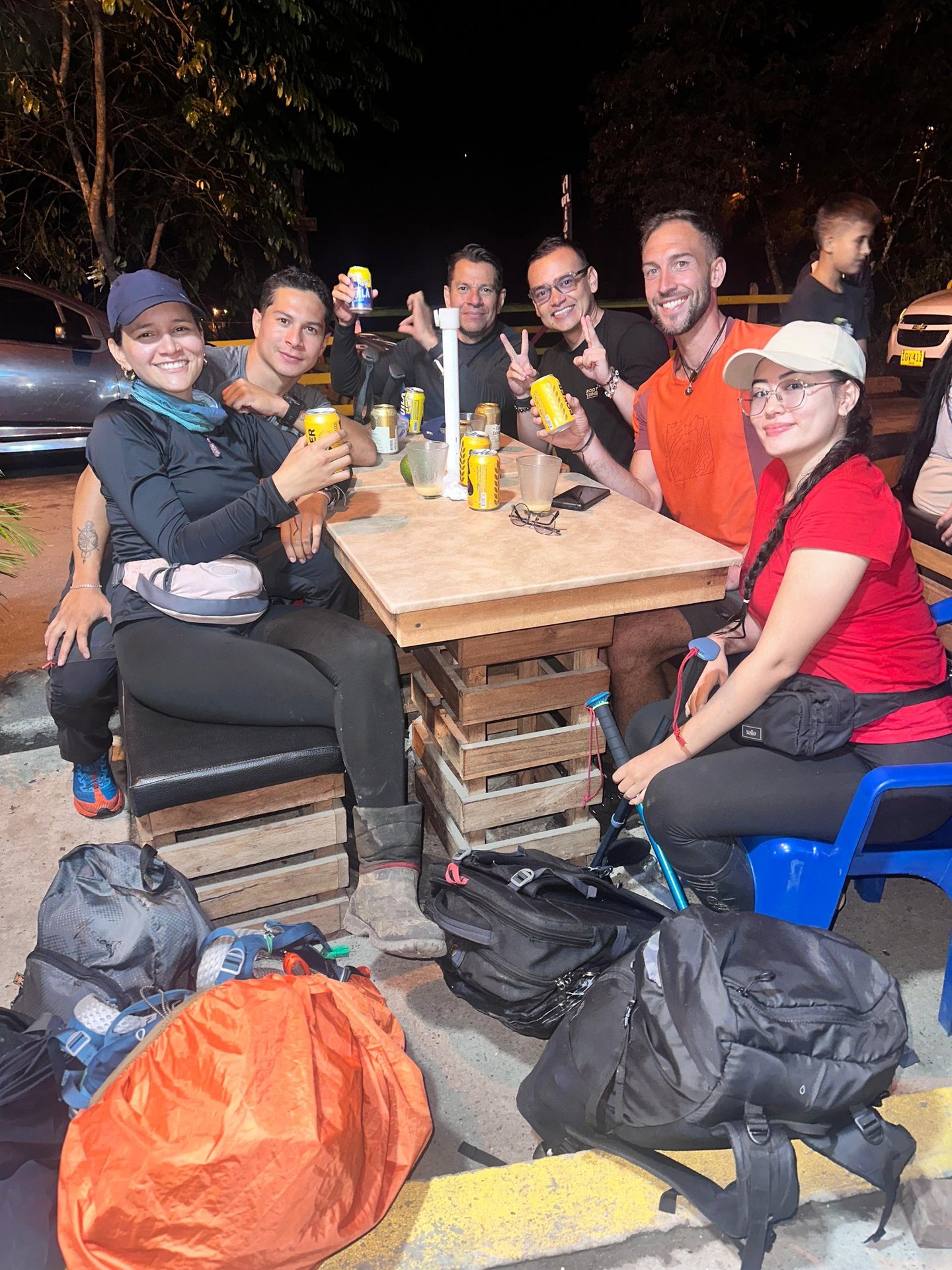 Grupo de caminantes llegando a Juntas con sonrisas y mochilas al hombro