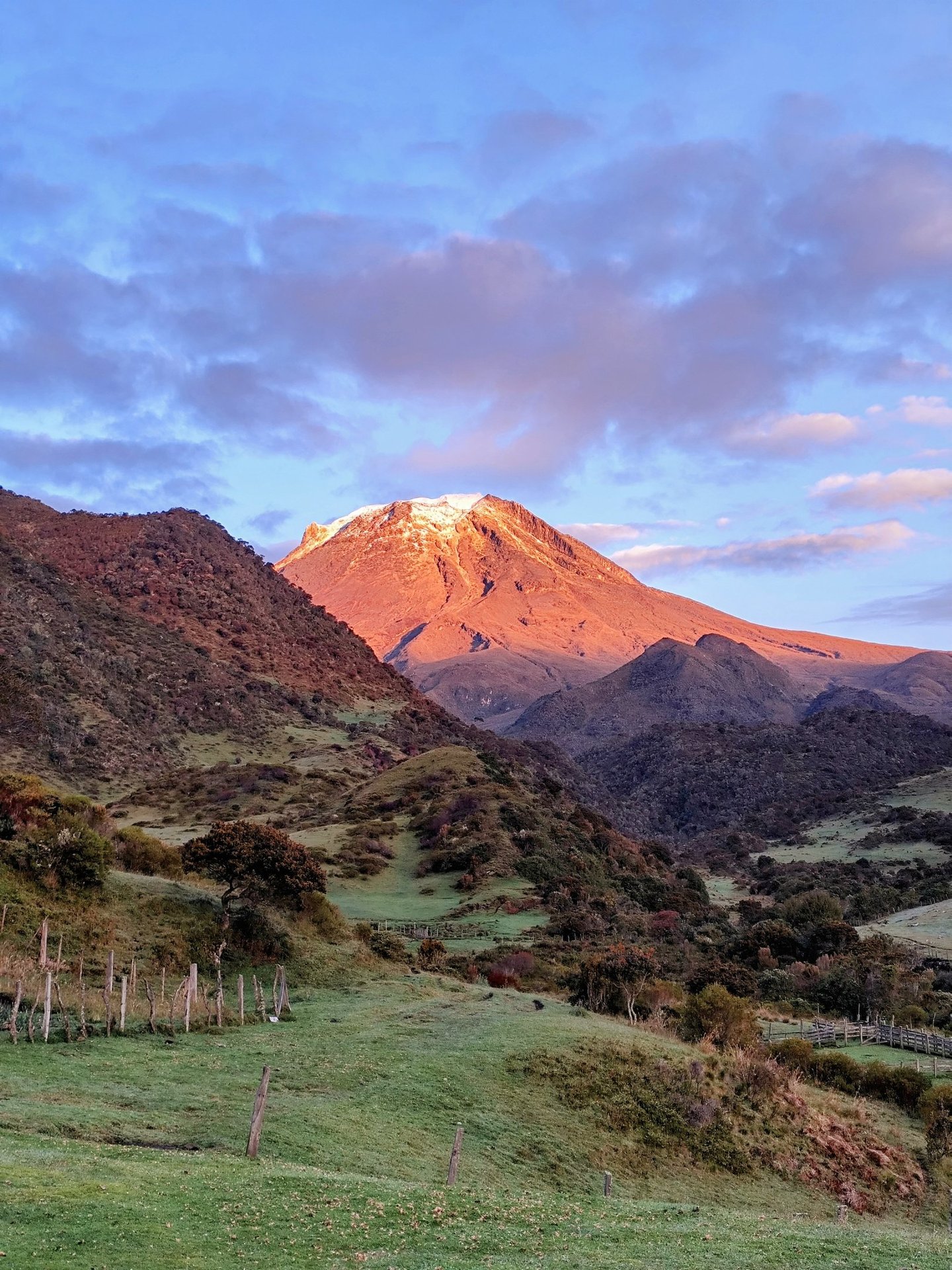 •	Amanecer completo sobre el Nevado del Tolima desde la Escuela El Salto.