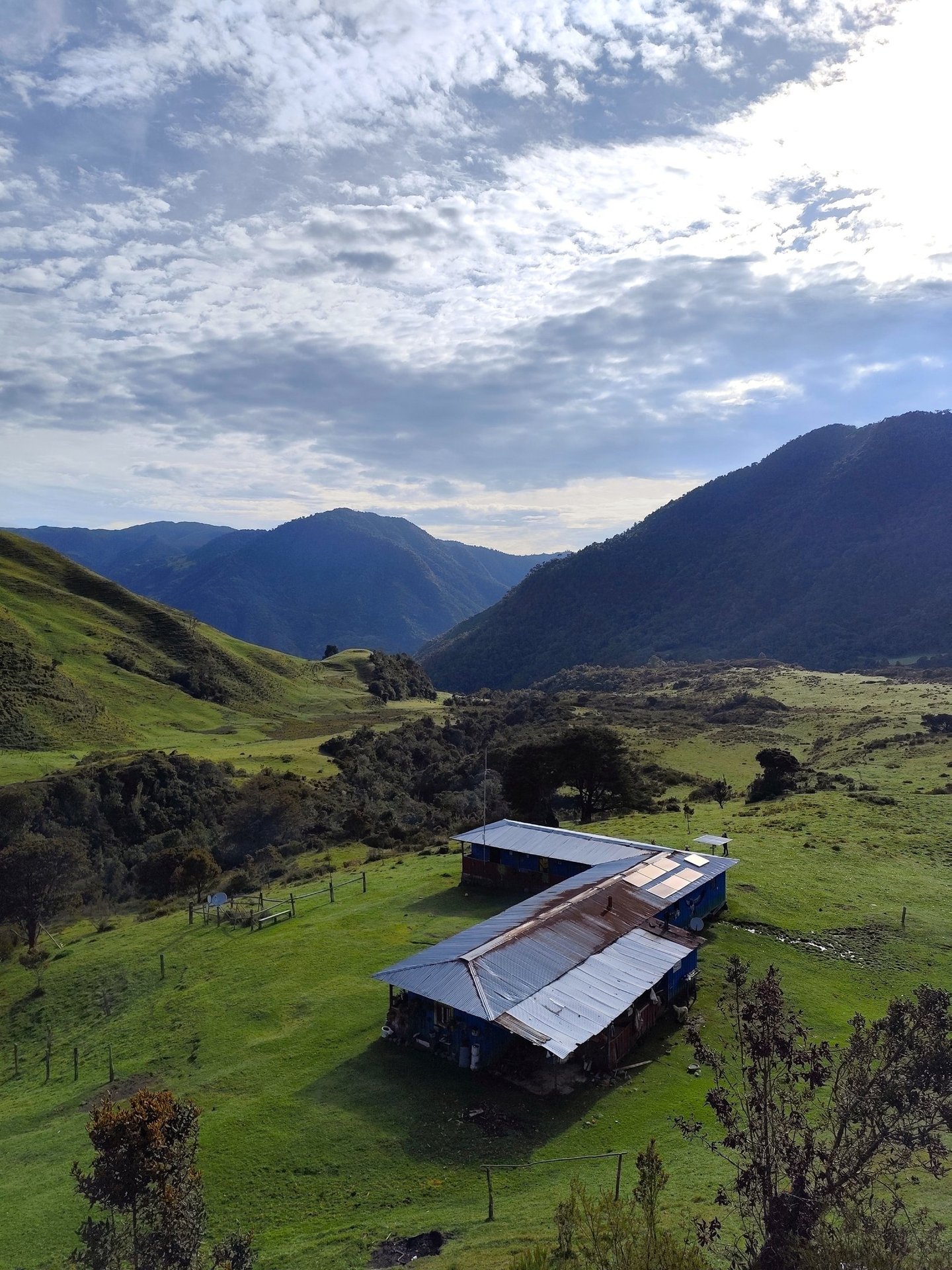 Finca campesina de alta montaña con vista al Volcán Nevado del Tolima al amanecer