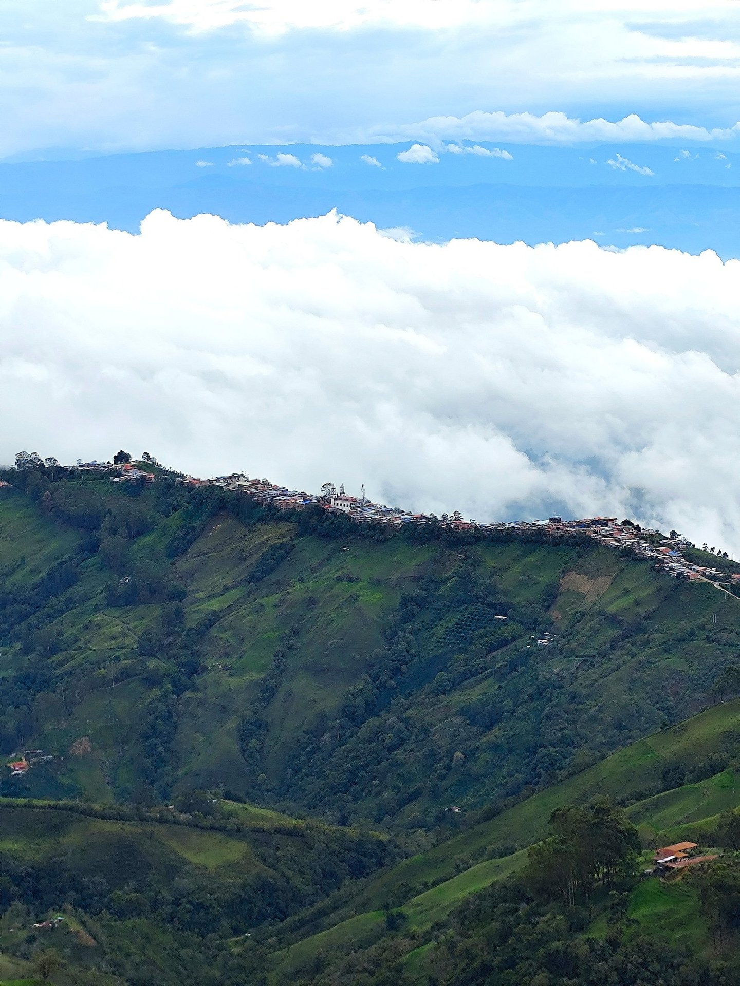 Vista panorámica amplia de las montañas del Tolima con nubes moviéndose sobre el valle