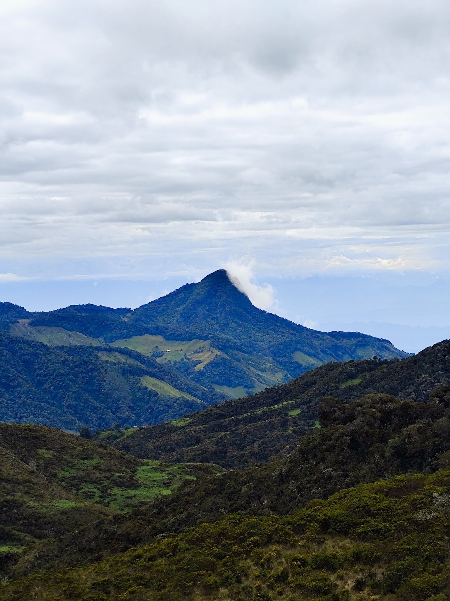 Caminante equipado en sendero de montaña en Anzoátegui