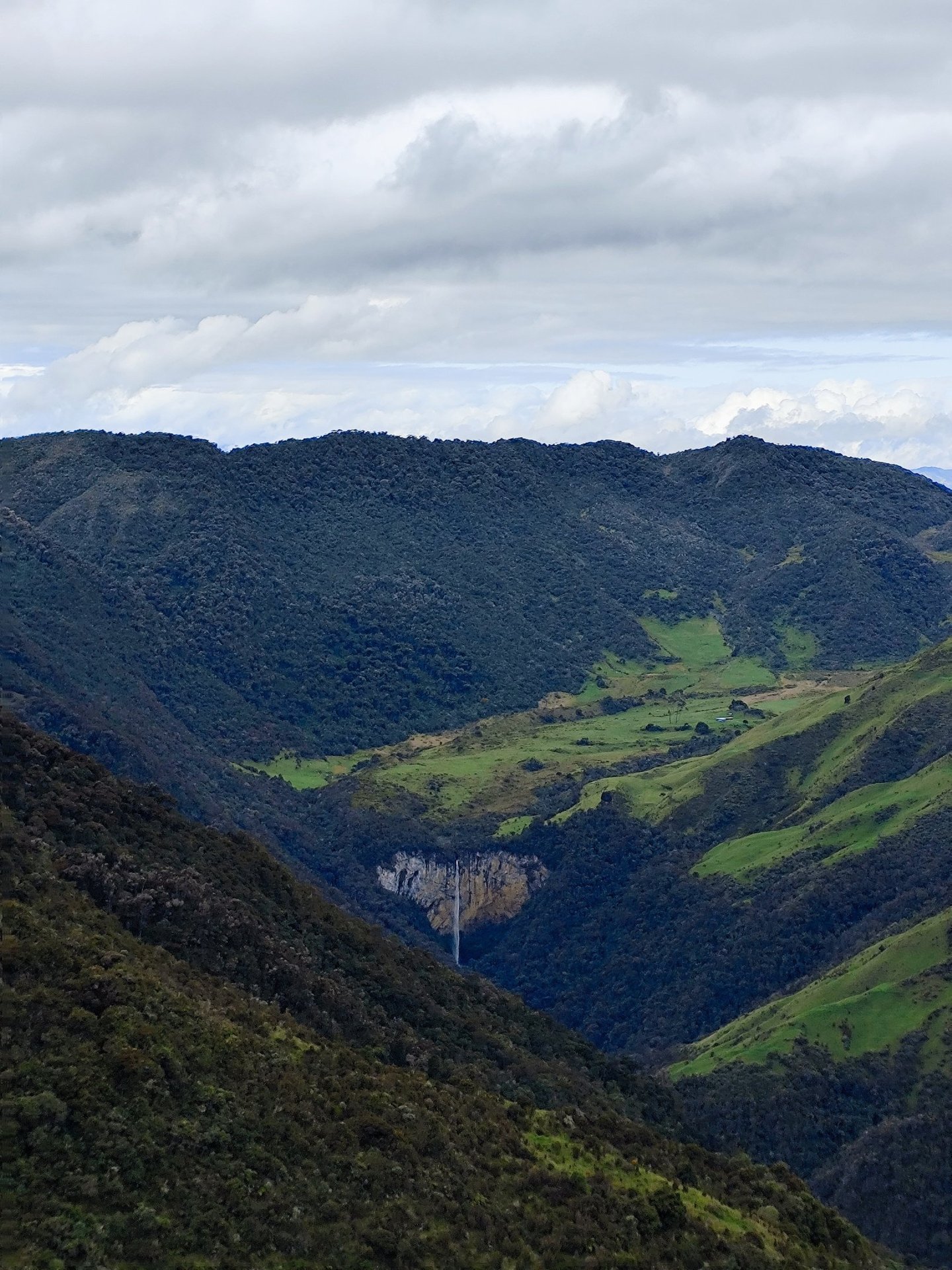 Paisajes reales de la Ruta Laguna Bombona sobre la cascada el salto