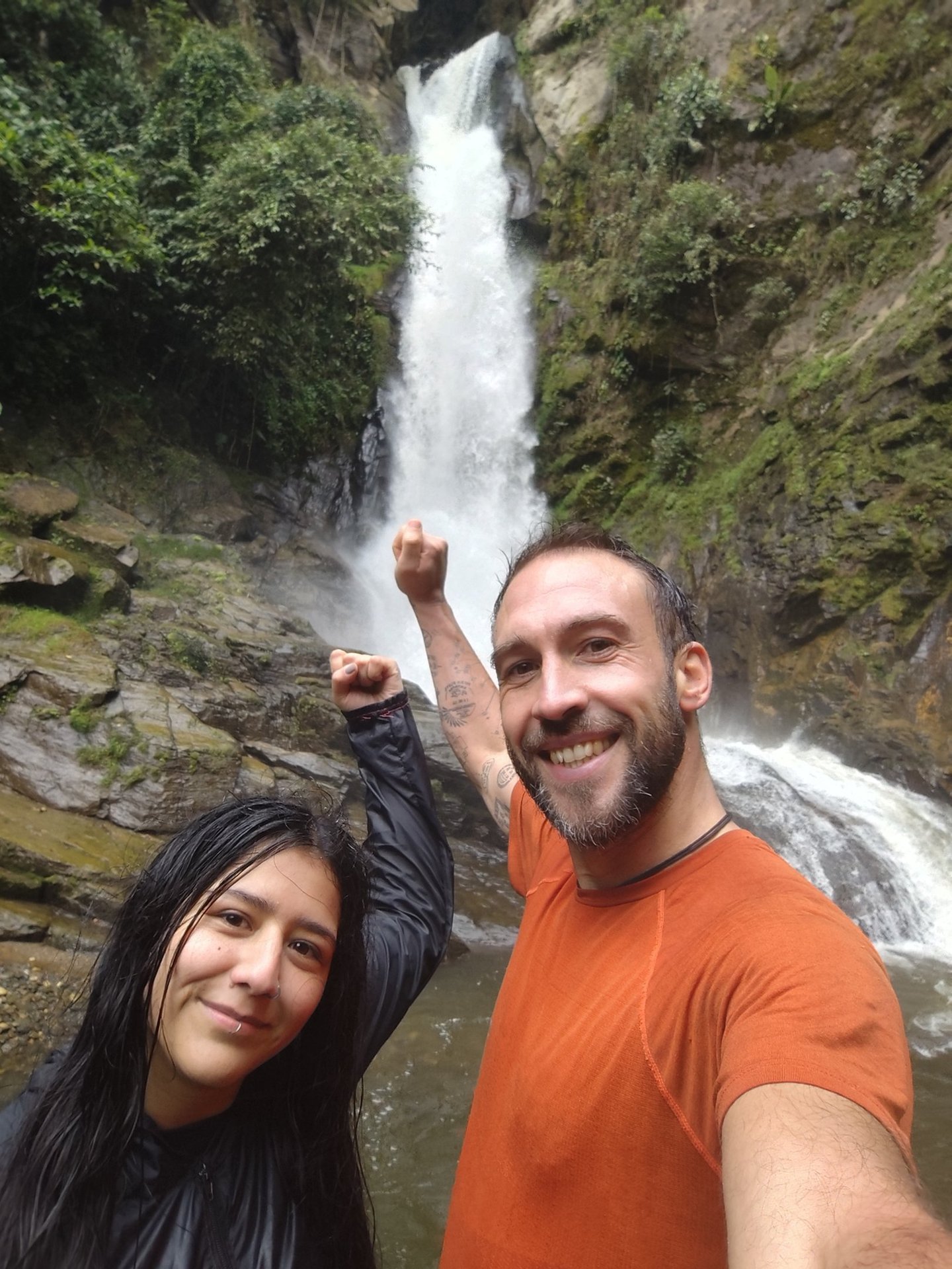 Caminante disfrutando del agua en la Ruta Cascada Alejandra
