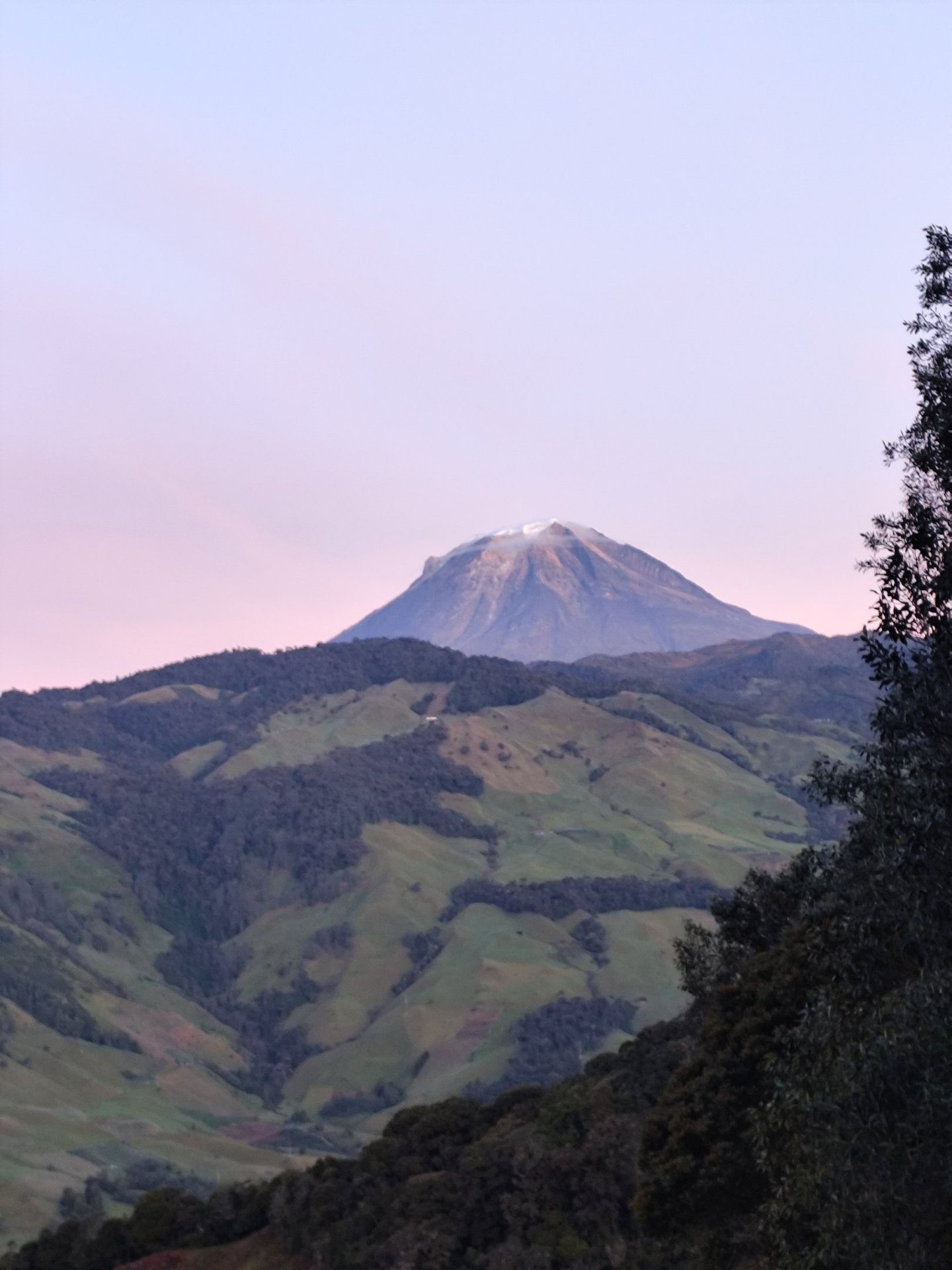 Nevado del Tolima iluminado por la primera luz sobre el páramo