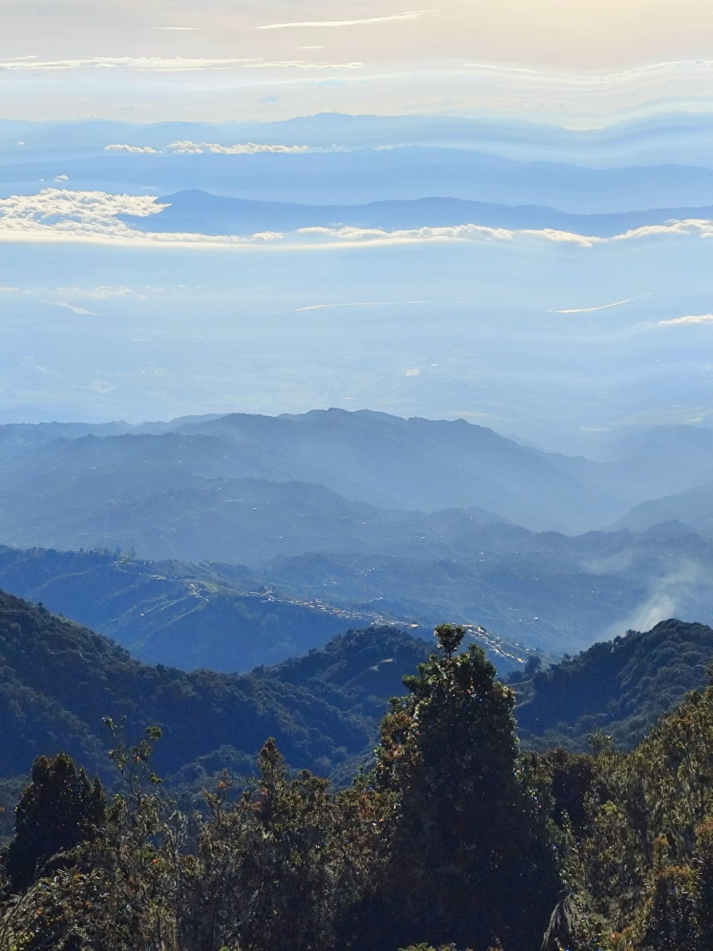 manecer sobre los Nevados del Tolima y del Ruiz visto desde los 3600 metros