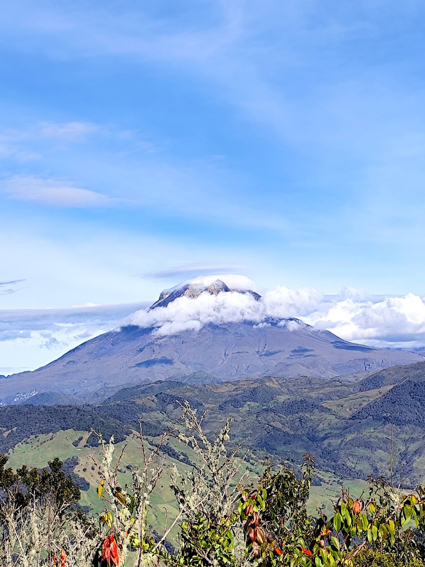 Sendero de montaña hacia los 3600 metros en Cerro Guambeima con el nevado del tolima