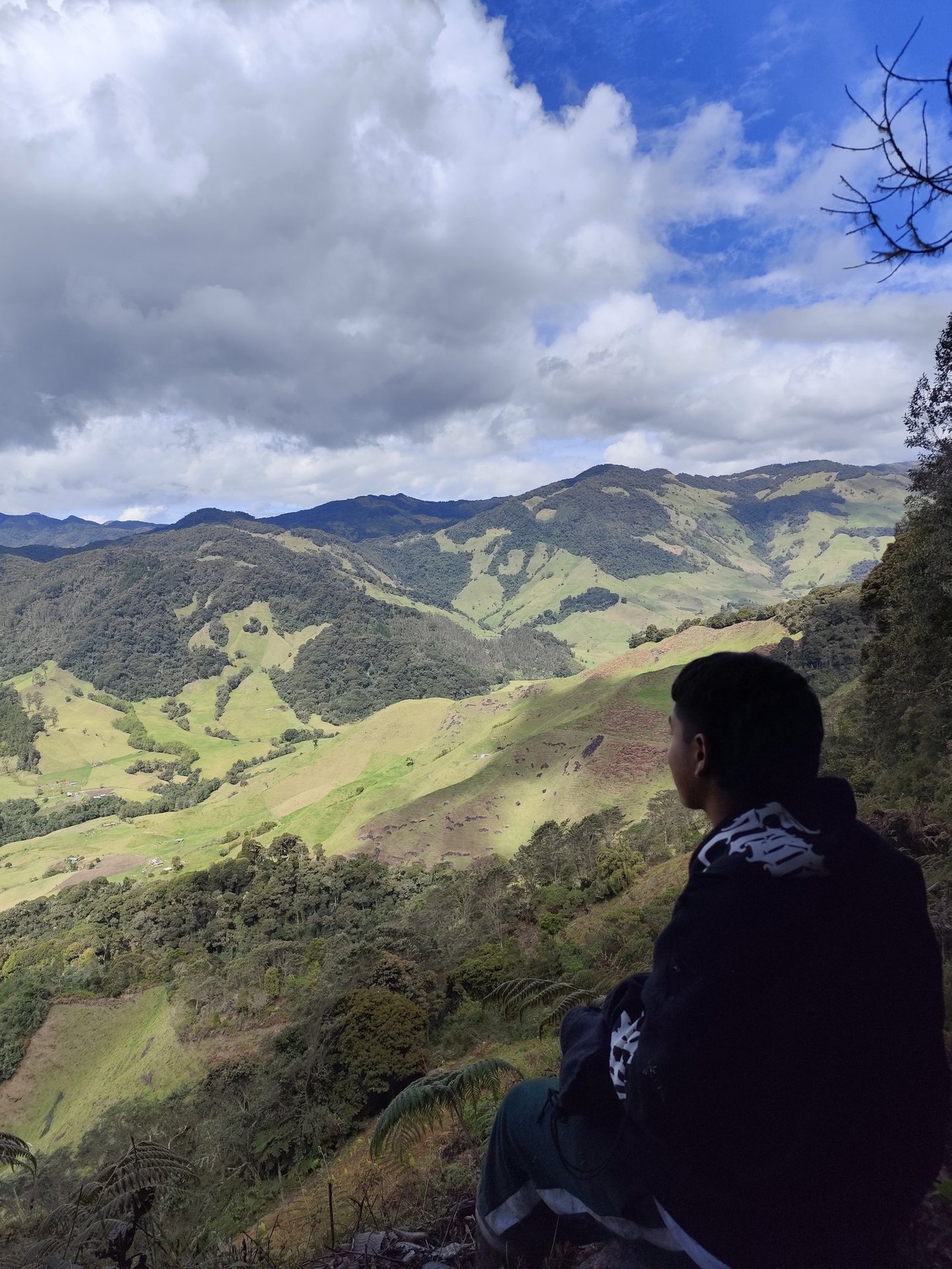 Jóvenes explorando la Reserva Inti‑Killa durante el piloto Primeras Huellas