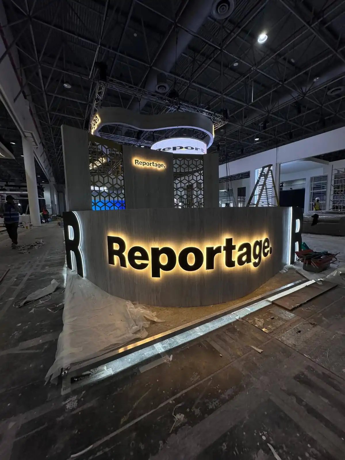 back Illuminated 3d led signage on exhibition stand desk