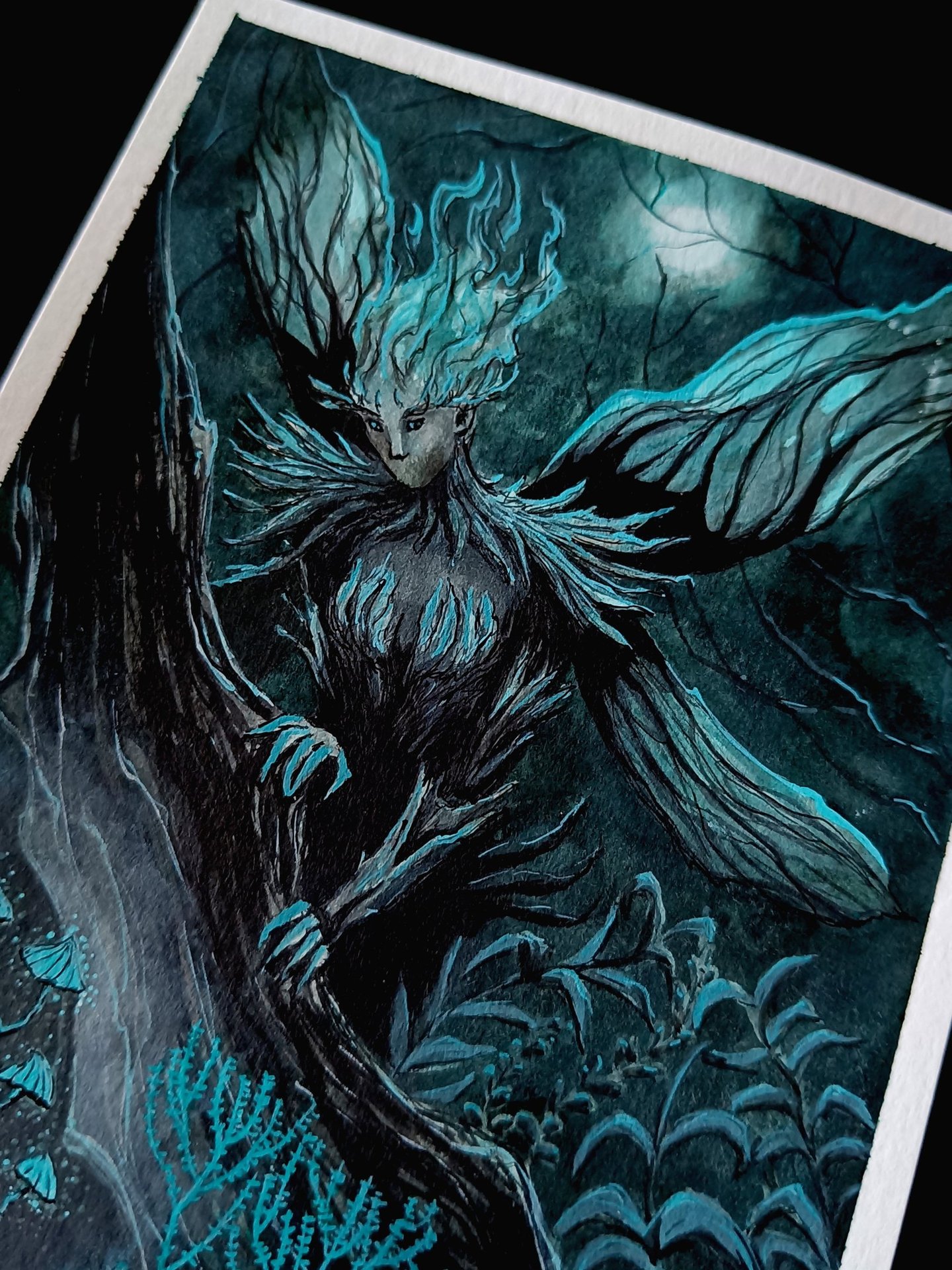 Une peinture à l'encre de chine représentant une fée verte dans un style fantasy