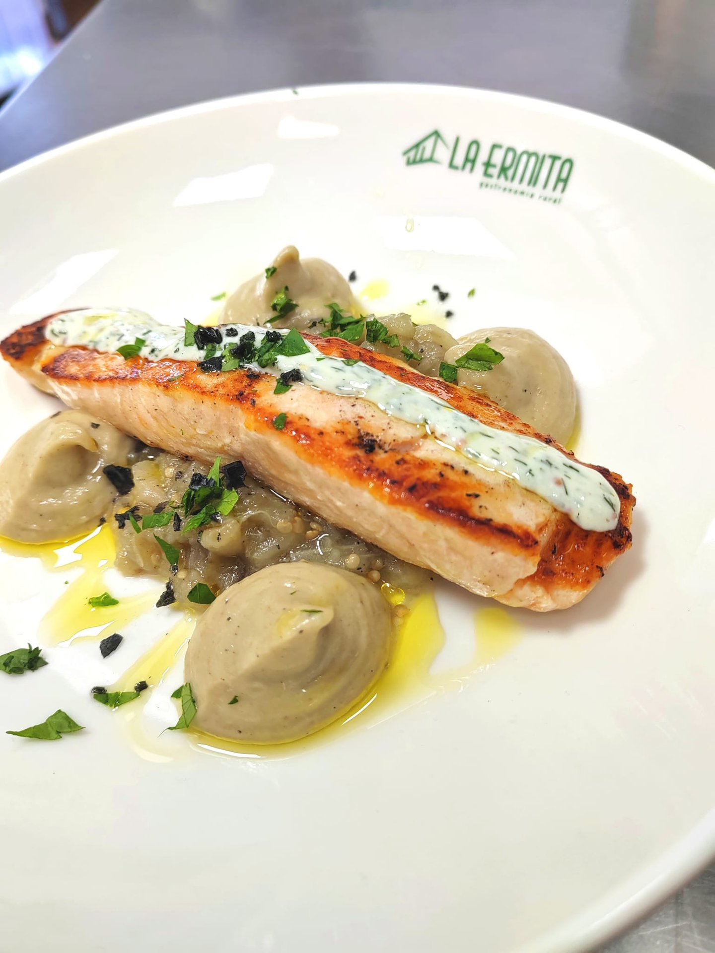 Salmon con base de Berenjena