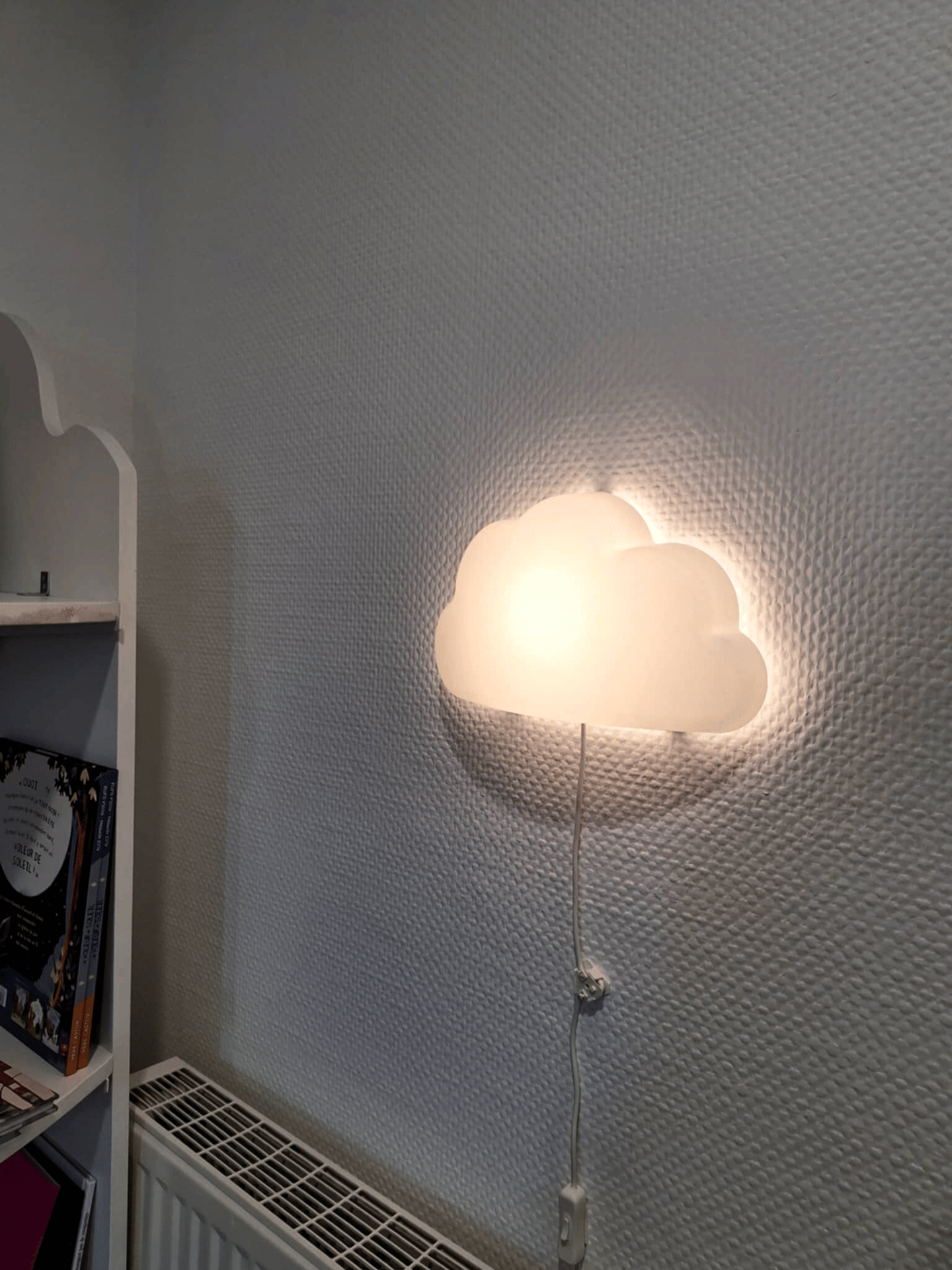 Zoom sur une applique murale lumineuse en forme de nuage