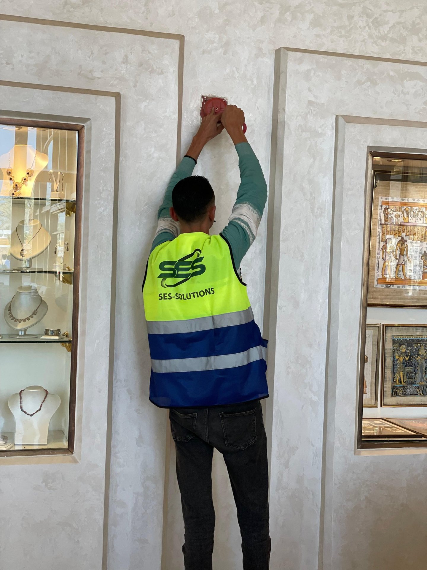 فنى يقوم بصيانة كاميرا مراقبة - انظمة امنية 