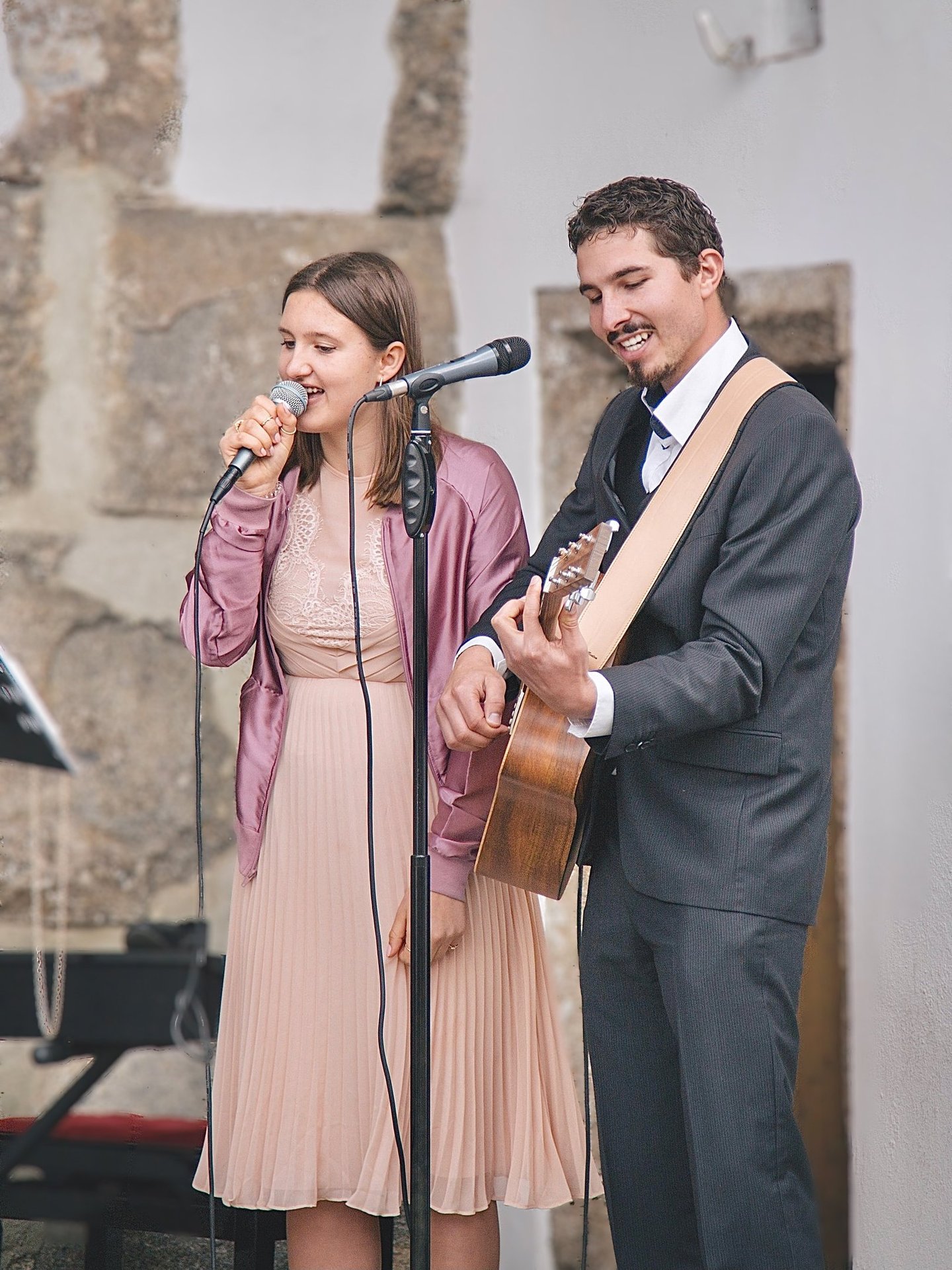 Dein Selbstführung Mentor singt mit Mädchen und spielt Gitarre