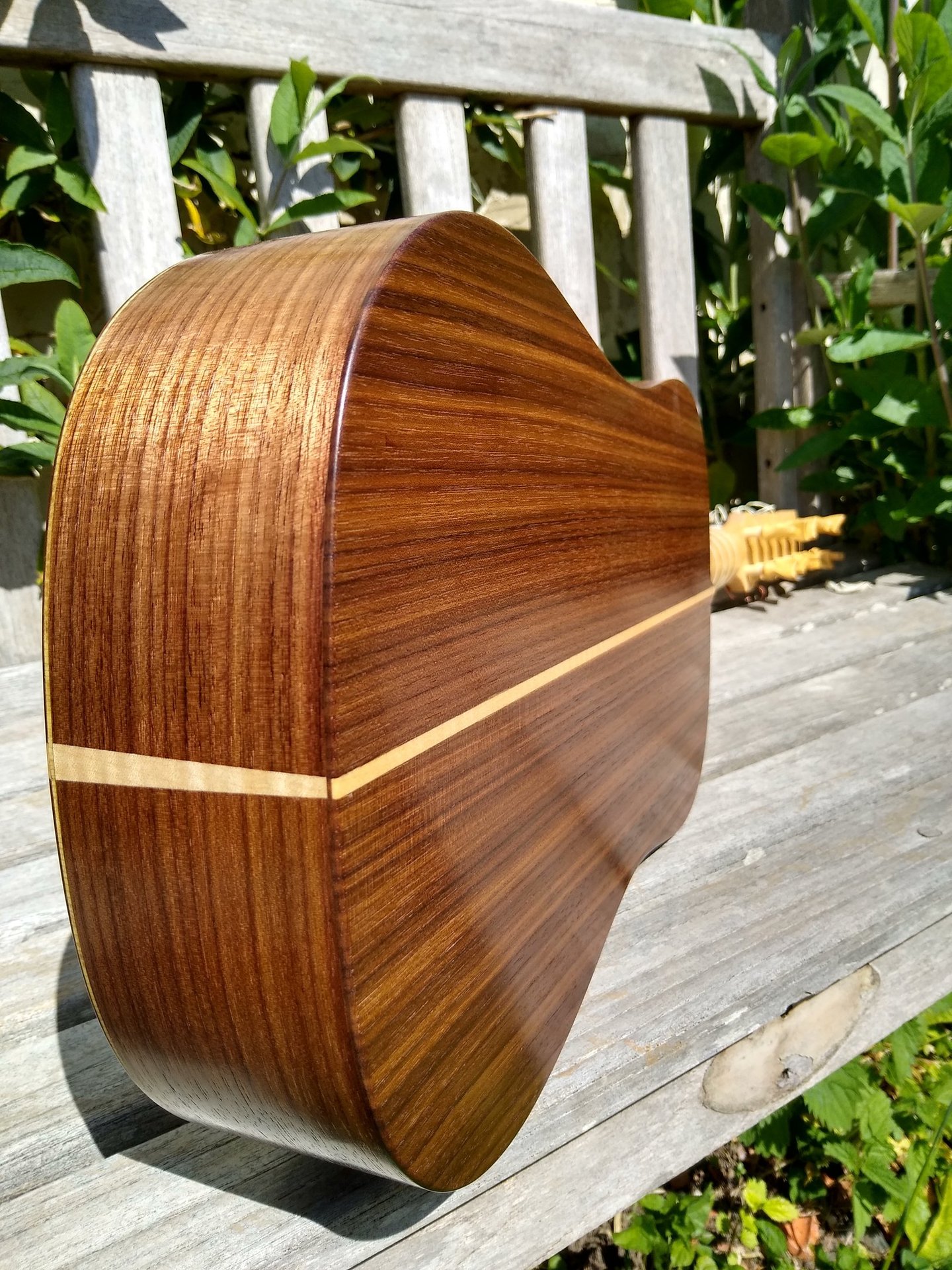 Vihuela de mano in walnut