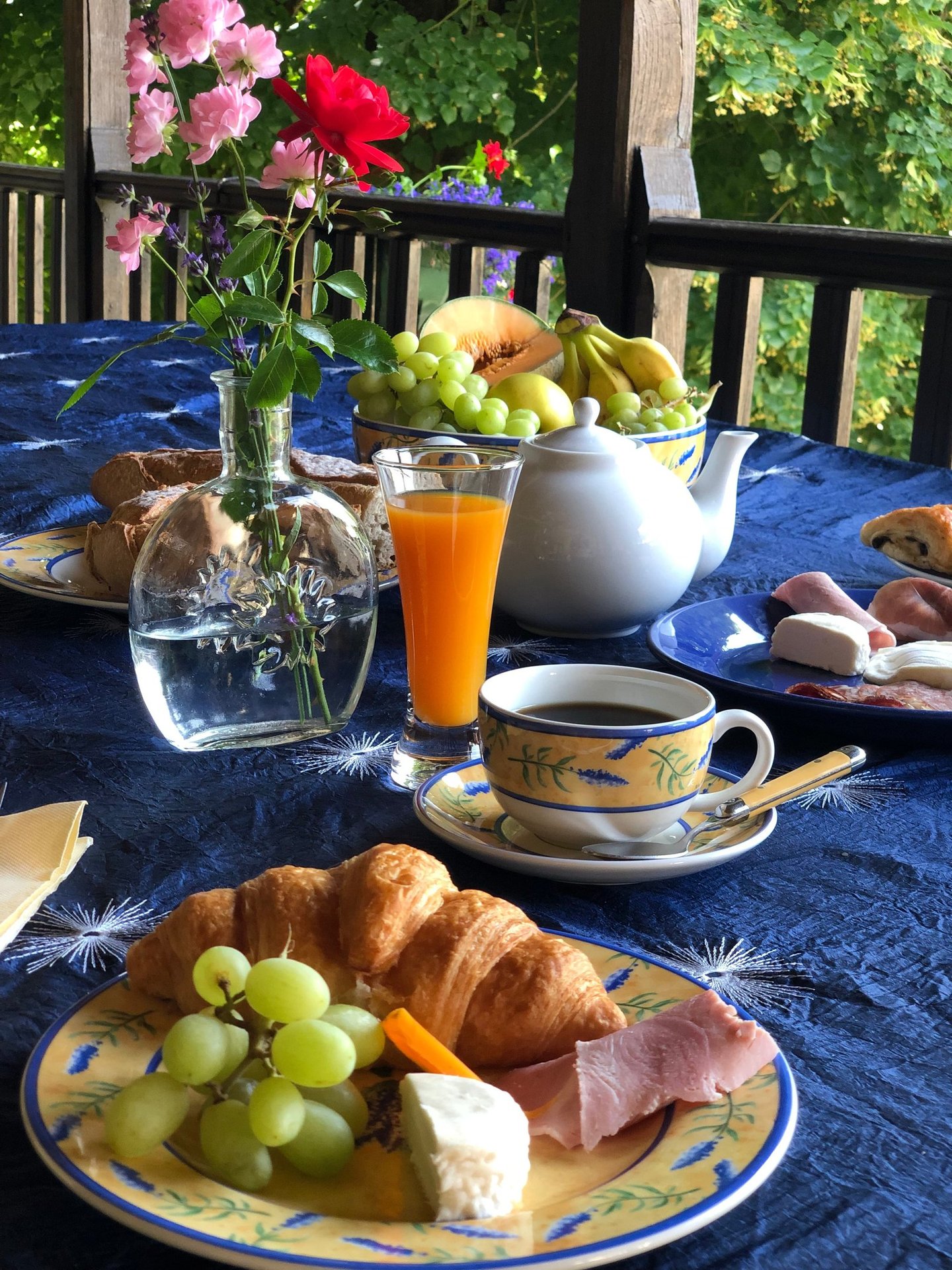 Petit déjeuner, Chambre d'hôte, Plazac, Périgord, Dordogne, France.