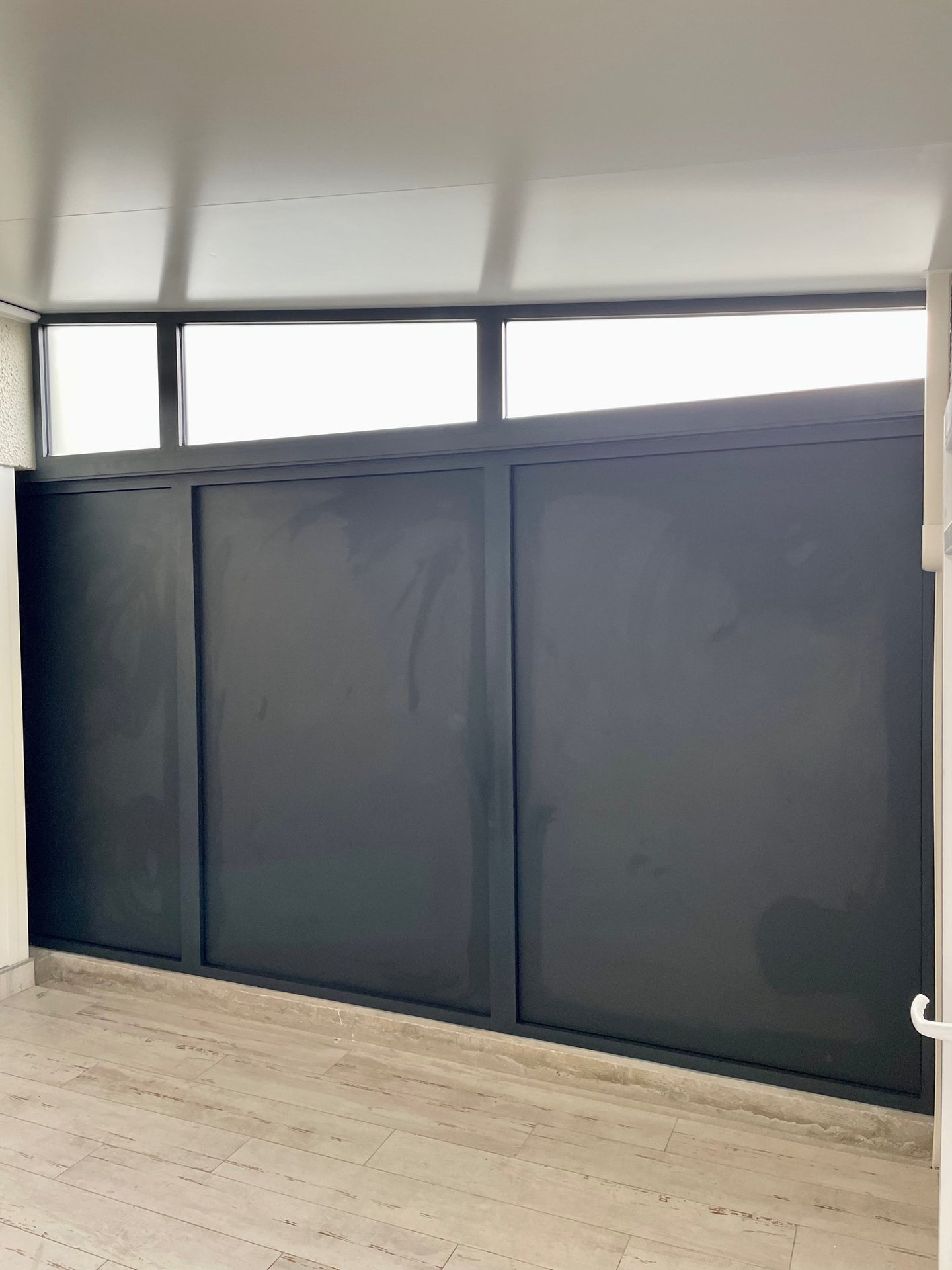 Menuiserie en Aluminium pour l'habillage et la finition d'un espace.